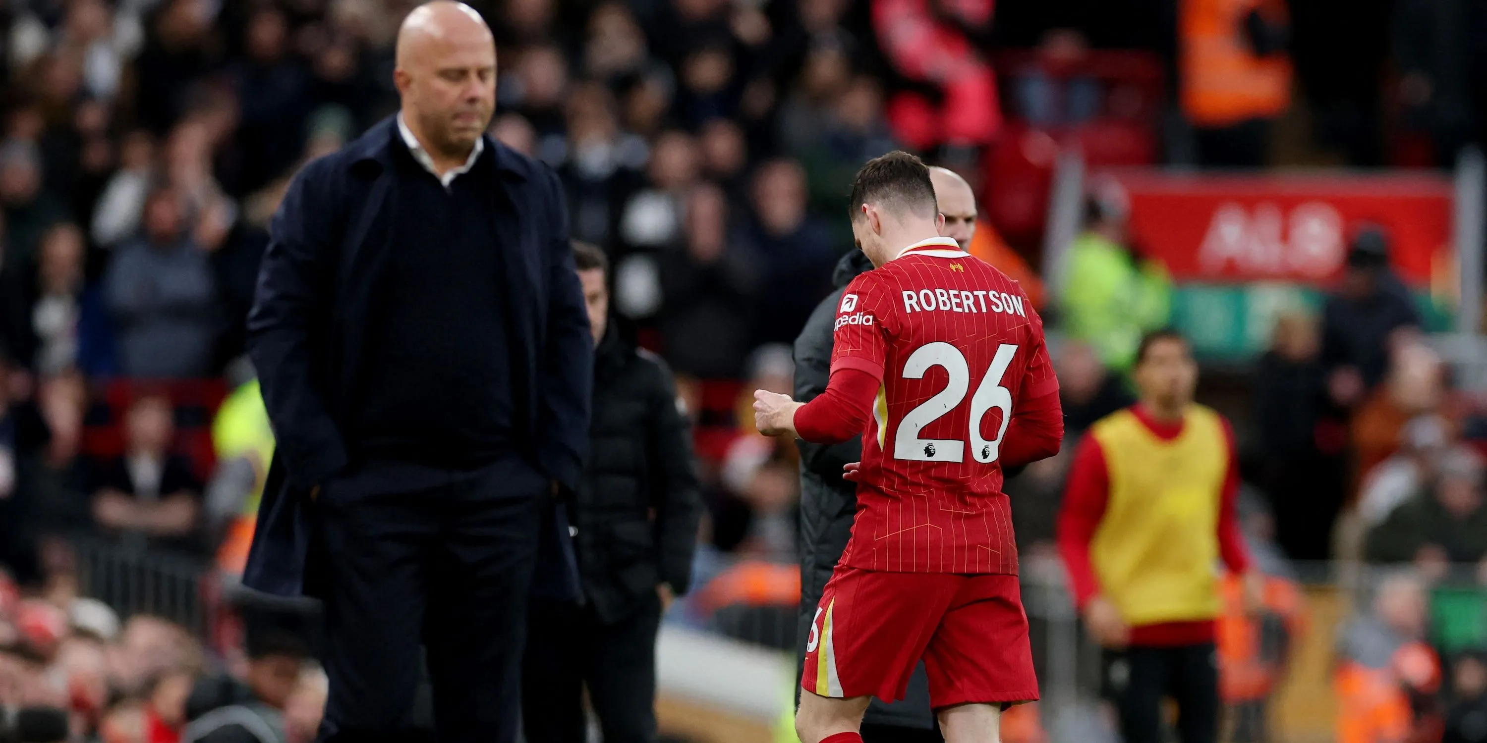 Andrew Robertson của Liverpool rời sân sau khi nhận thẻ đỏ