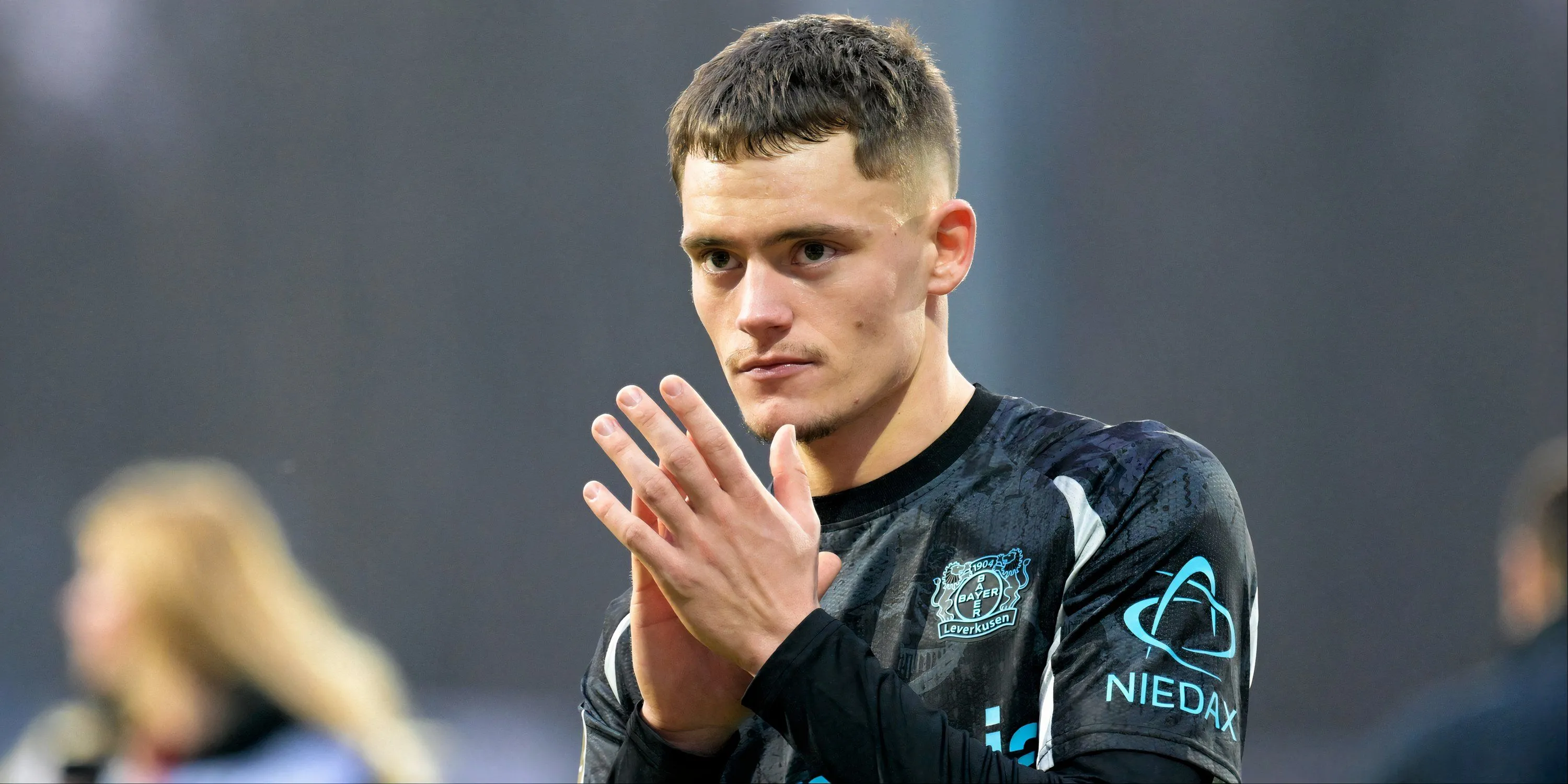 Florian Wirtz trong màu áo Bayer Leverkusen thi đấu