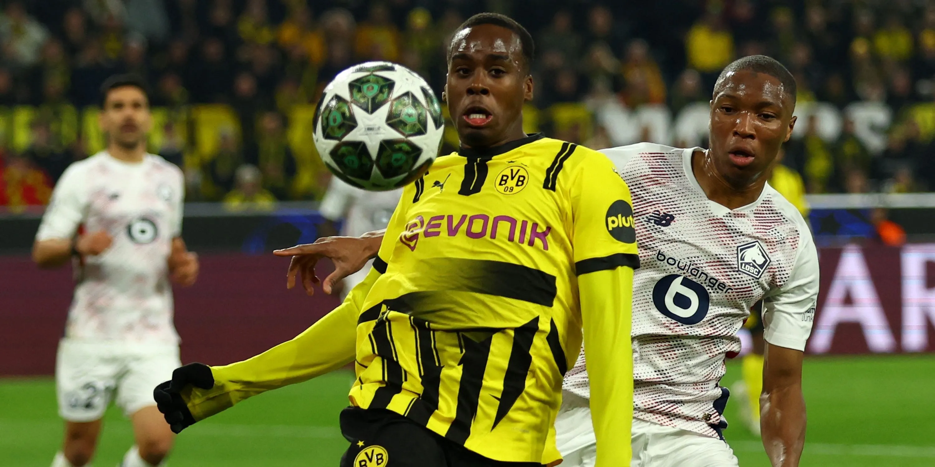Jamie Bynoe-Gittens của Dortmund tranh bóng với cầu thủ Lille