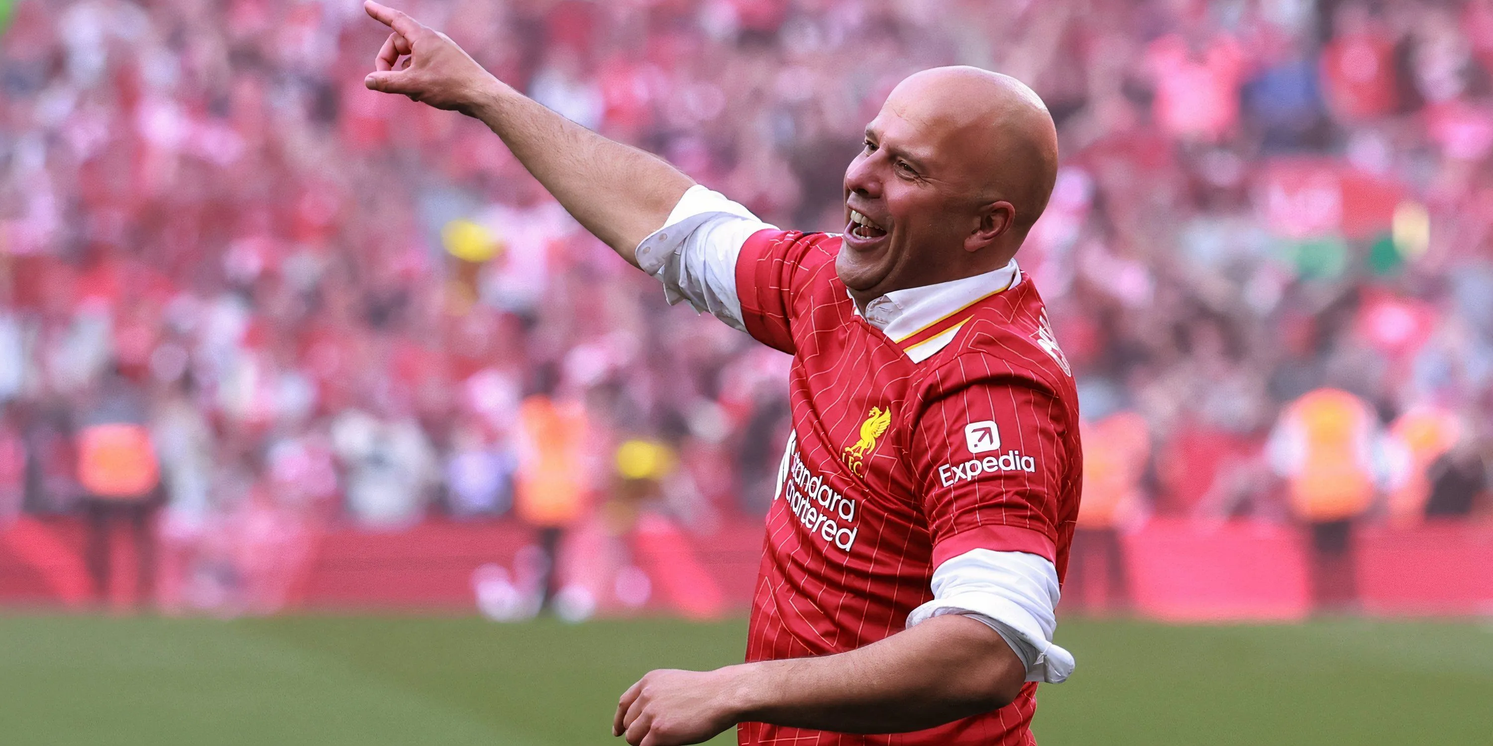 Arne Slot, tân HLV của Liverpool, trong khoảnh khắc ăn mừng.