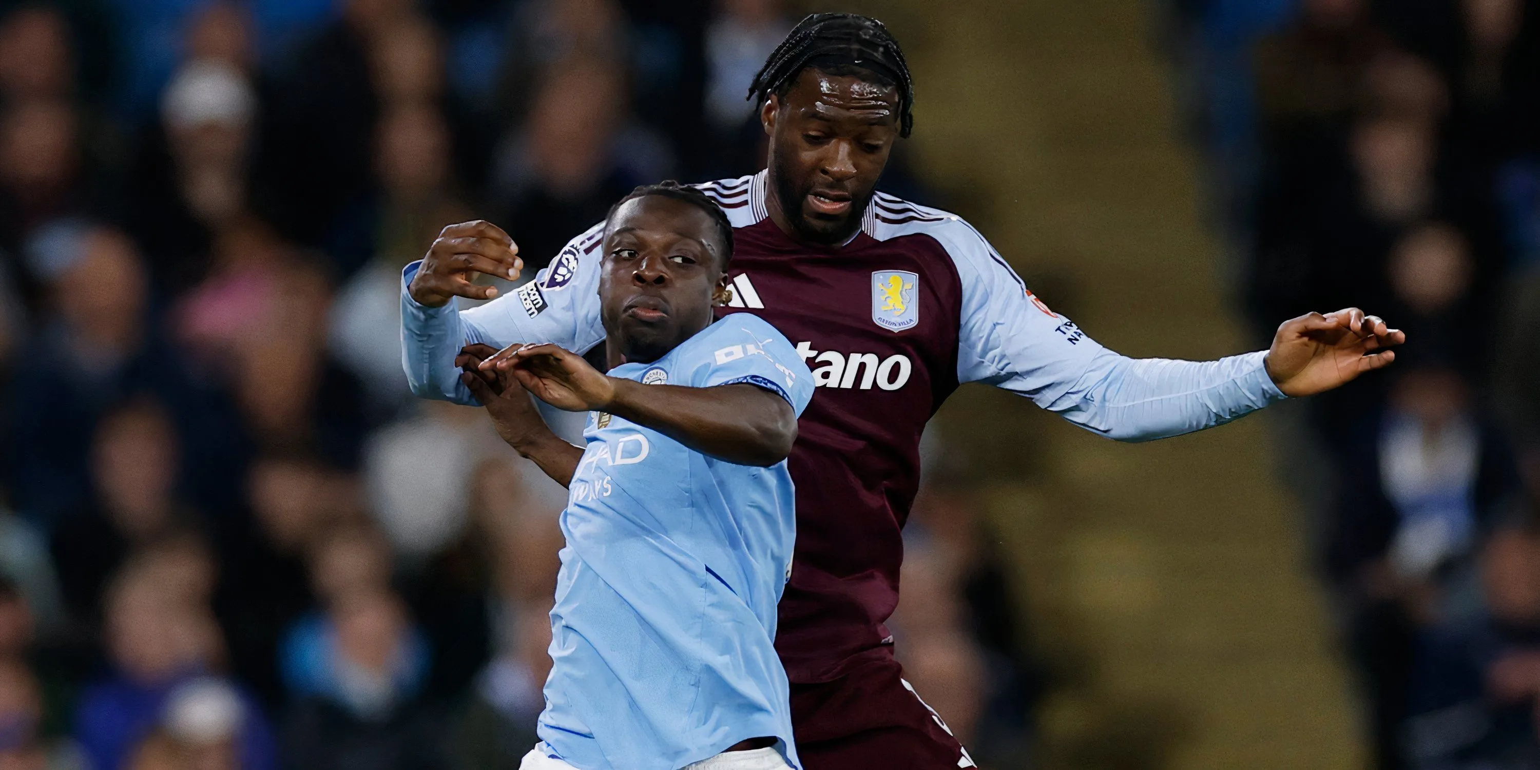Axel Disasi trong màu áo Aston Villa, trung vệ được Newcastle đàm phán chiêu mộ