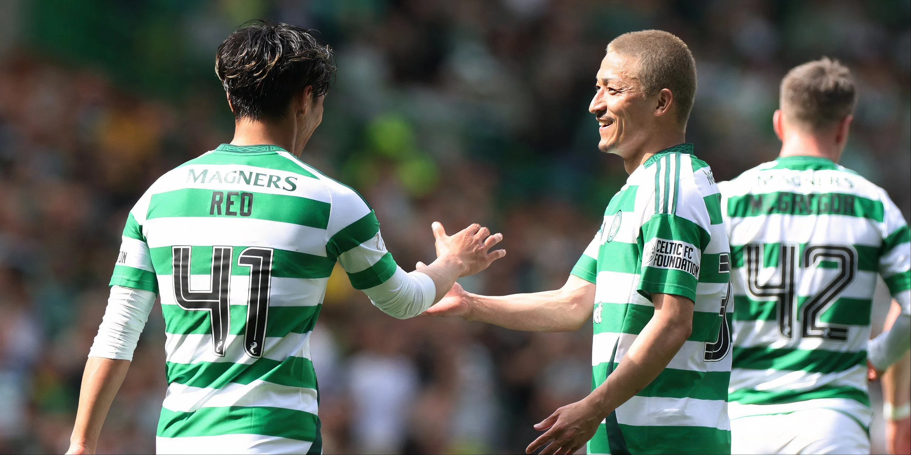 Bộ đôi ngôi sao Nhật Bản của Celtic, Daizen Maeda và Reo Hatate, trên sân cỏ giải VĐQG Scotland