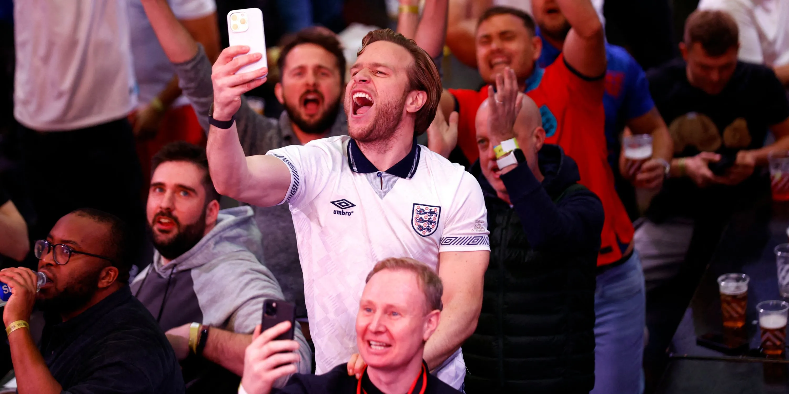 Ca sĩ Olly Murs, một fan cứng của Manchester United, thường xuyên đến xem các trận đấu của Quỷ Đỏ.