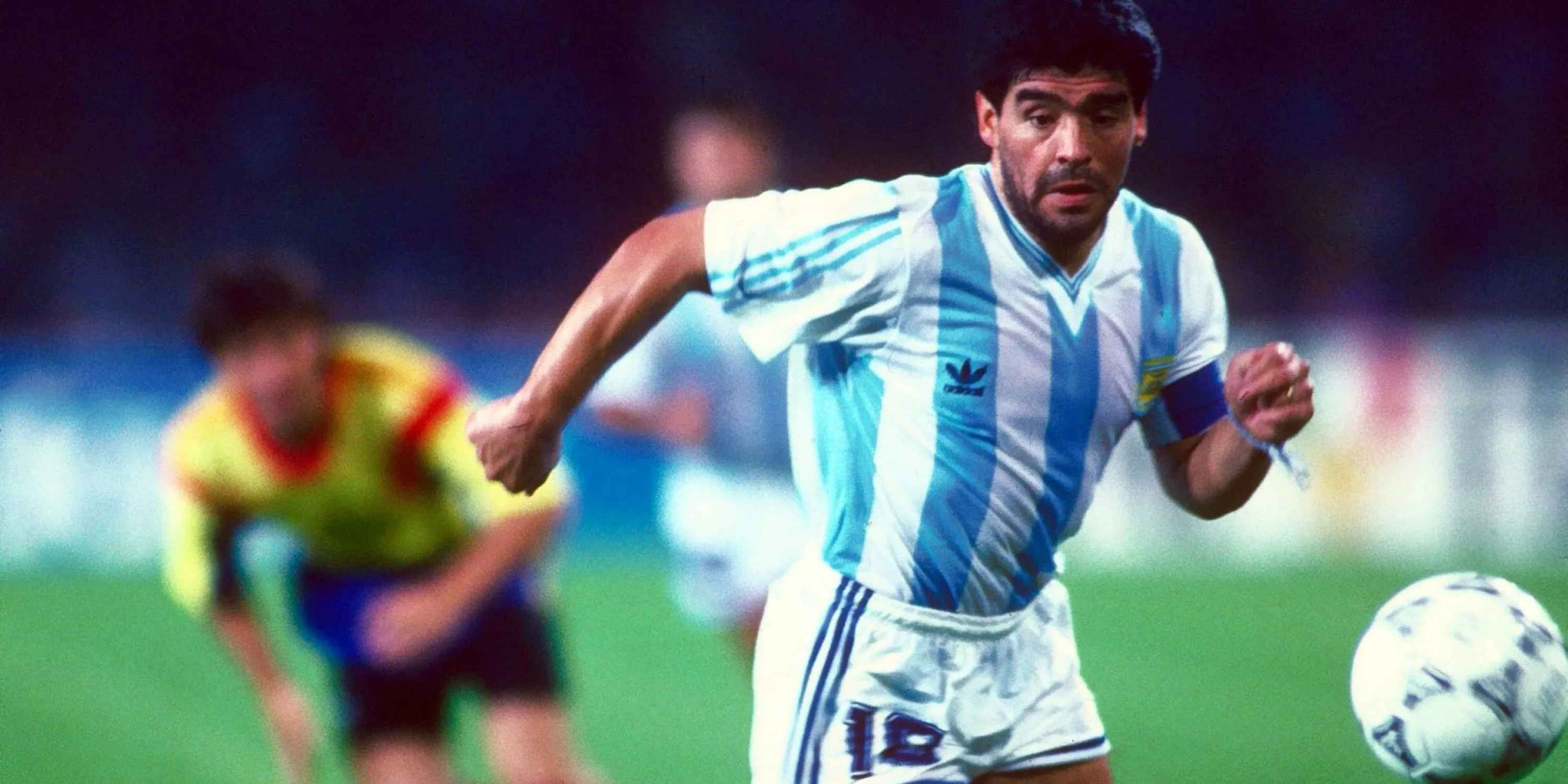 Chân dung Diego Maradona, huyền thoại bóng đá Argentina, người từng ca ngợi CĐV Liverpool