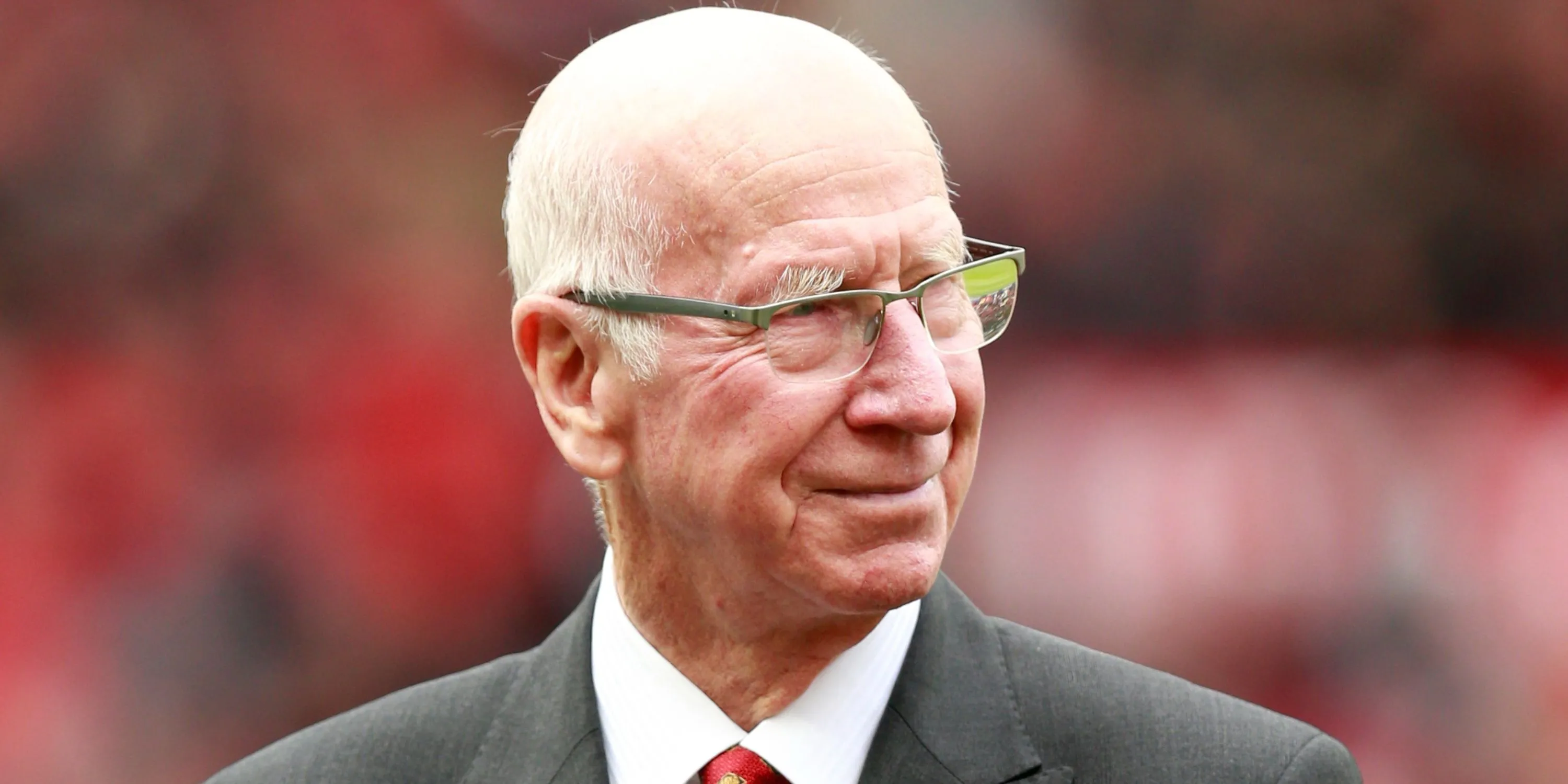 Cố huyền thoại Sir Bobby Charlton trong màu áo Manchester United tại Old Trafford.