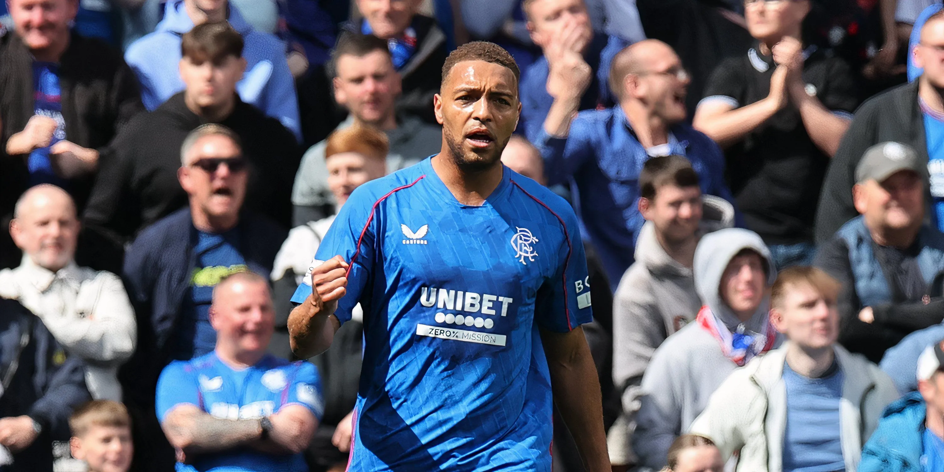 Cyriel Dessers đối đầu với Celtic trong một trận đấu tại Scottish Premiership.