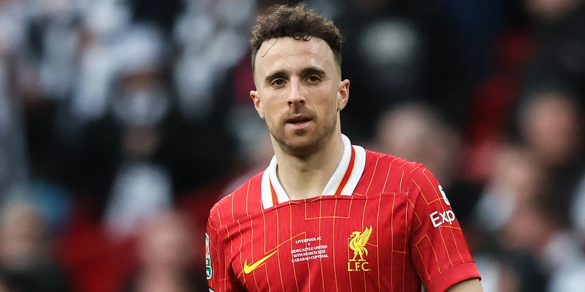 Diogo Jota mỉm cười trên sân cỏ