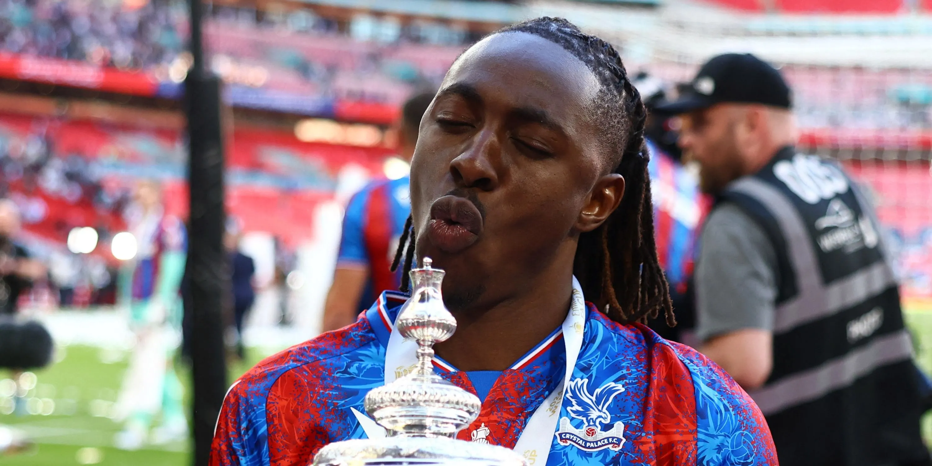 Eberechi Eze ăn mừng vô địch FA Cup cùng Crystal Palace
