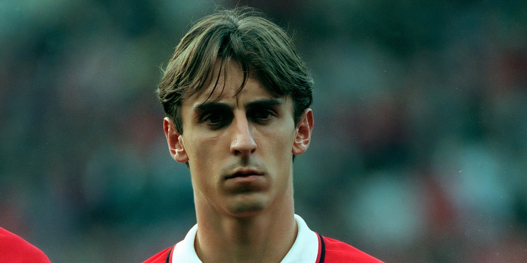 Gary Neville trong màu áo Manchester United, hậu vệ phải nổi tiếng với sự chuyên nghiệp và kỷ luật