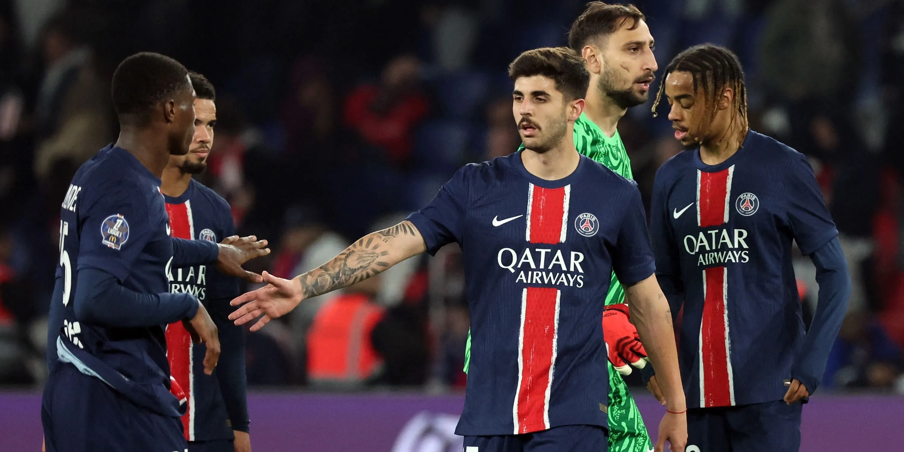 Hậu vệ Lucas Beraldo (đứng thứ hai từ trái) cùng các đồng đội PSG như Nuno Mendes và Gianluigi Donnarumma trên sân tập