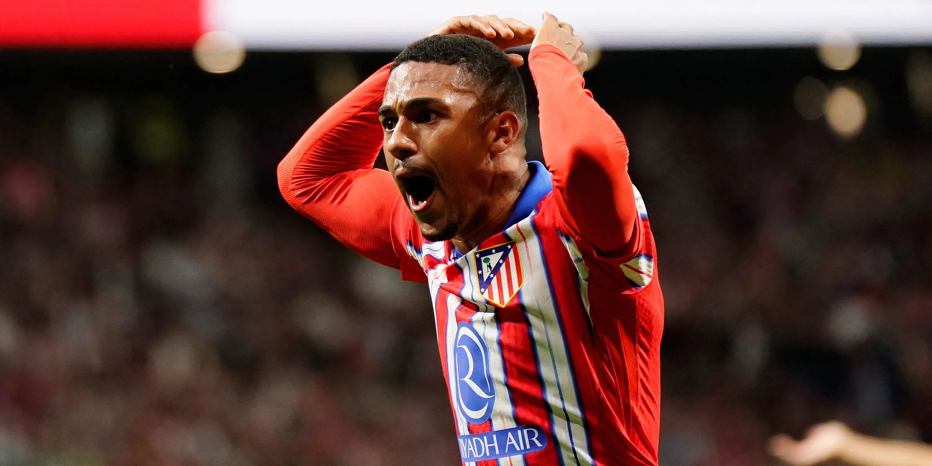 Hậu vệ trái Samu Lino của Atletico Madrid trong một trận đấu, mục tiêu chuyển nhượng của Everton.