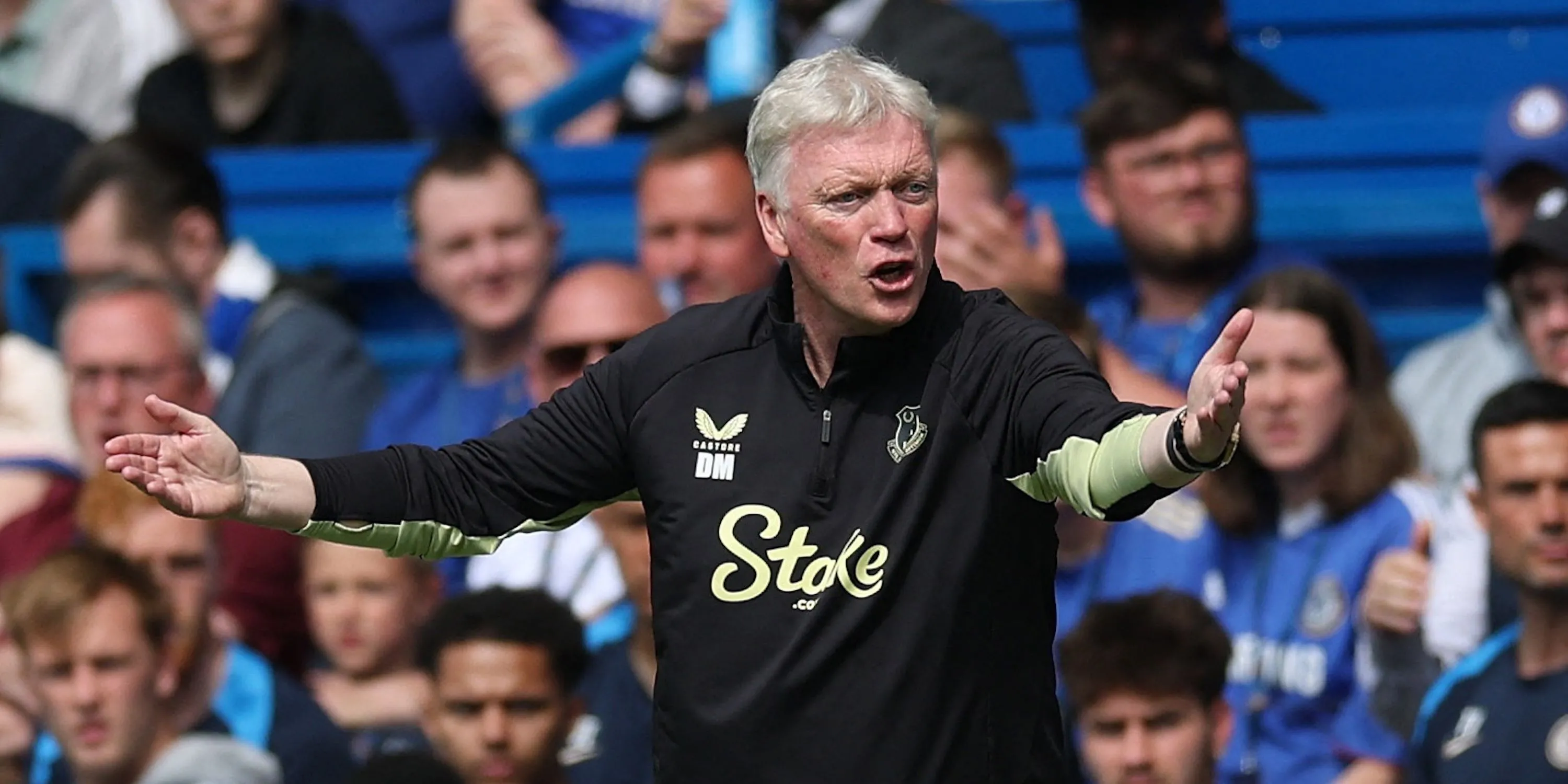 HLV David Moyes của Everton trên sân vận động.