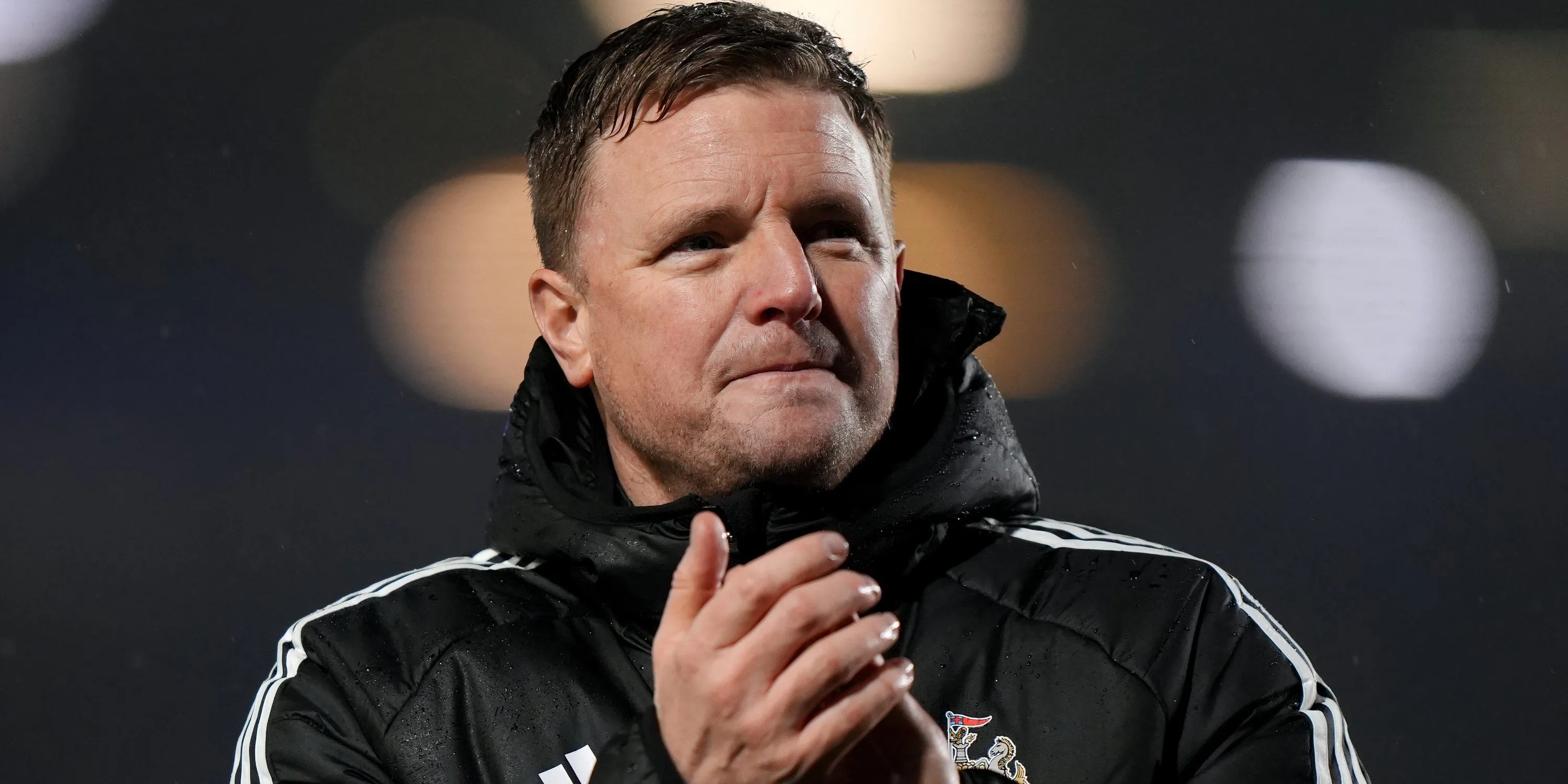 HLV Eddie Howe của Newcastle United vỗ tay trên đường pitch