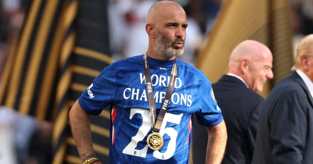 HLV Enzo Maresca chỉ đạo các cầu thủ Chelsea trên sân