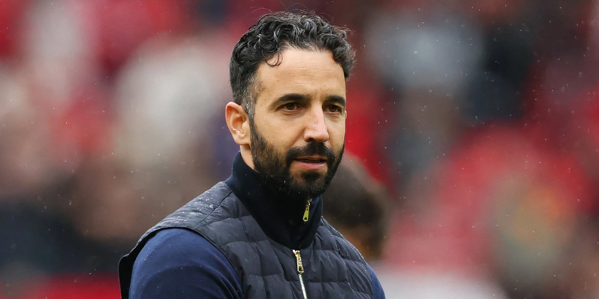 HLV Ruben Amorim của Sporting Lisbon đứng trên sân chỉ đạo các cầu thủ