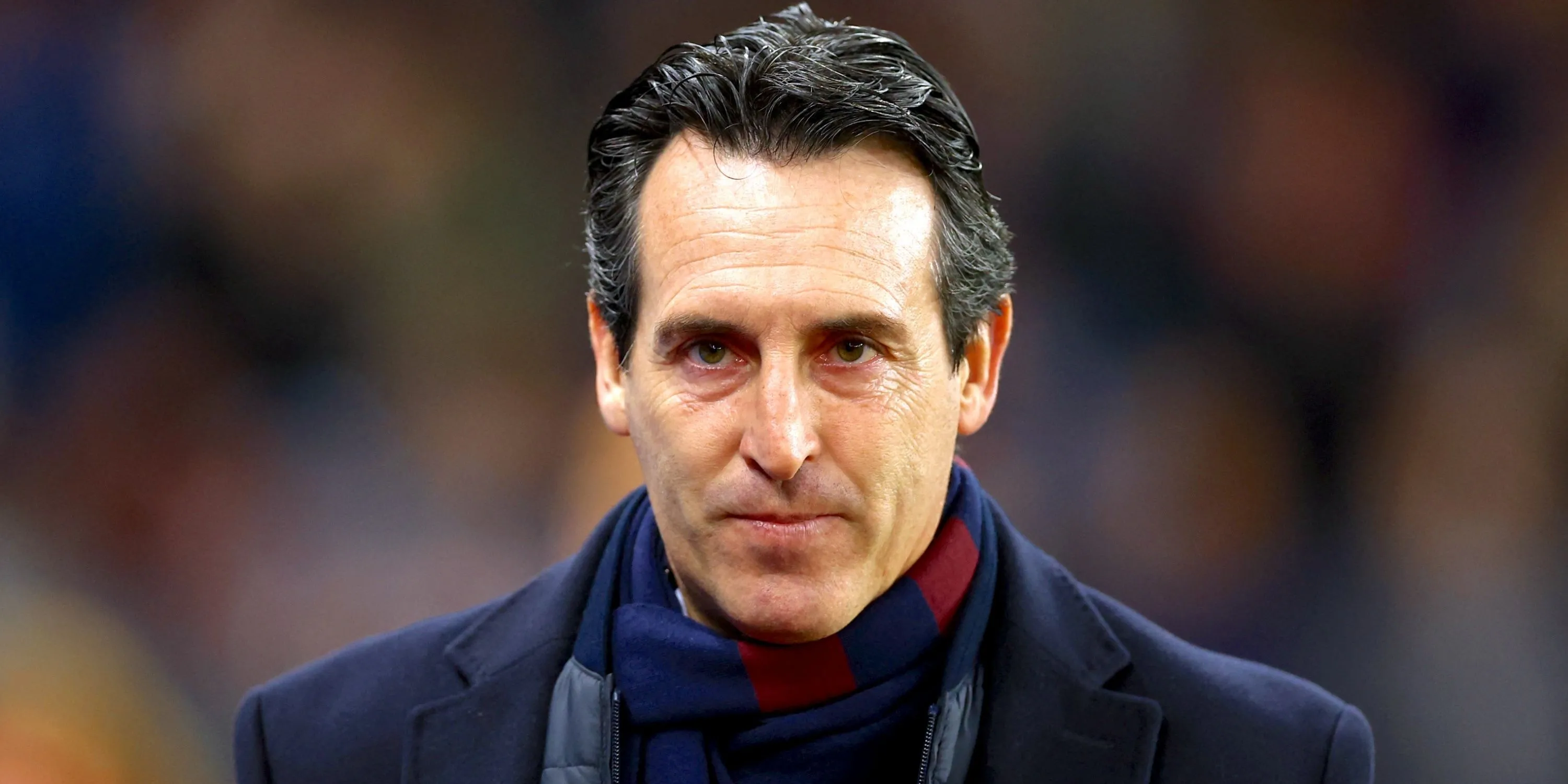 HLV Unai Emery của Aston Villa chăm chú theo dõi trận đấu từ khu vực kỹ thuật