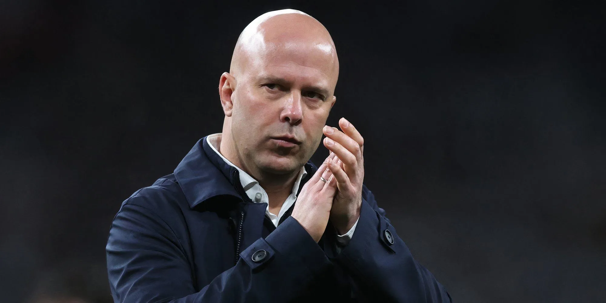 Huấn luyện viên Arne Slot của Liverpool vỗ tay, đại diện cho tầm nhìn chiến lược và quyết định chuyển nhượng cầu thủ của ông.