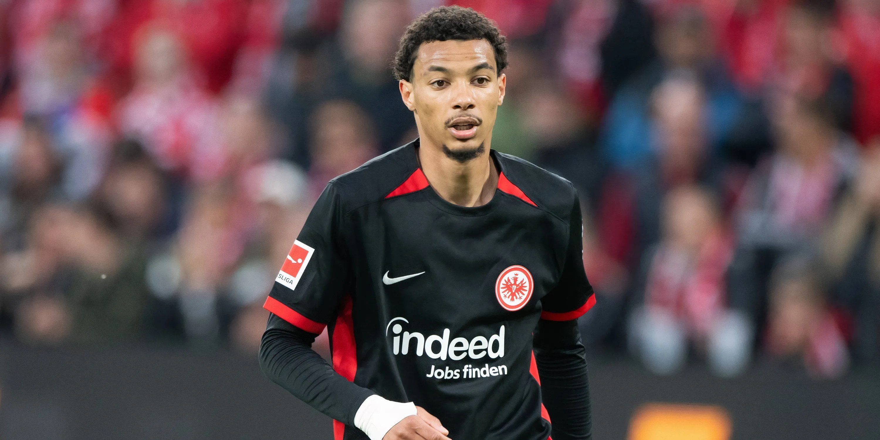 Hugo Ekitike tranh chấp bóng trong màu áo Eintracht Frankfurt, minh họa cho khả năng kiểm soát bóng và sự toàn diện trong lối chơi.