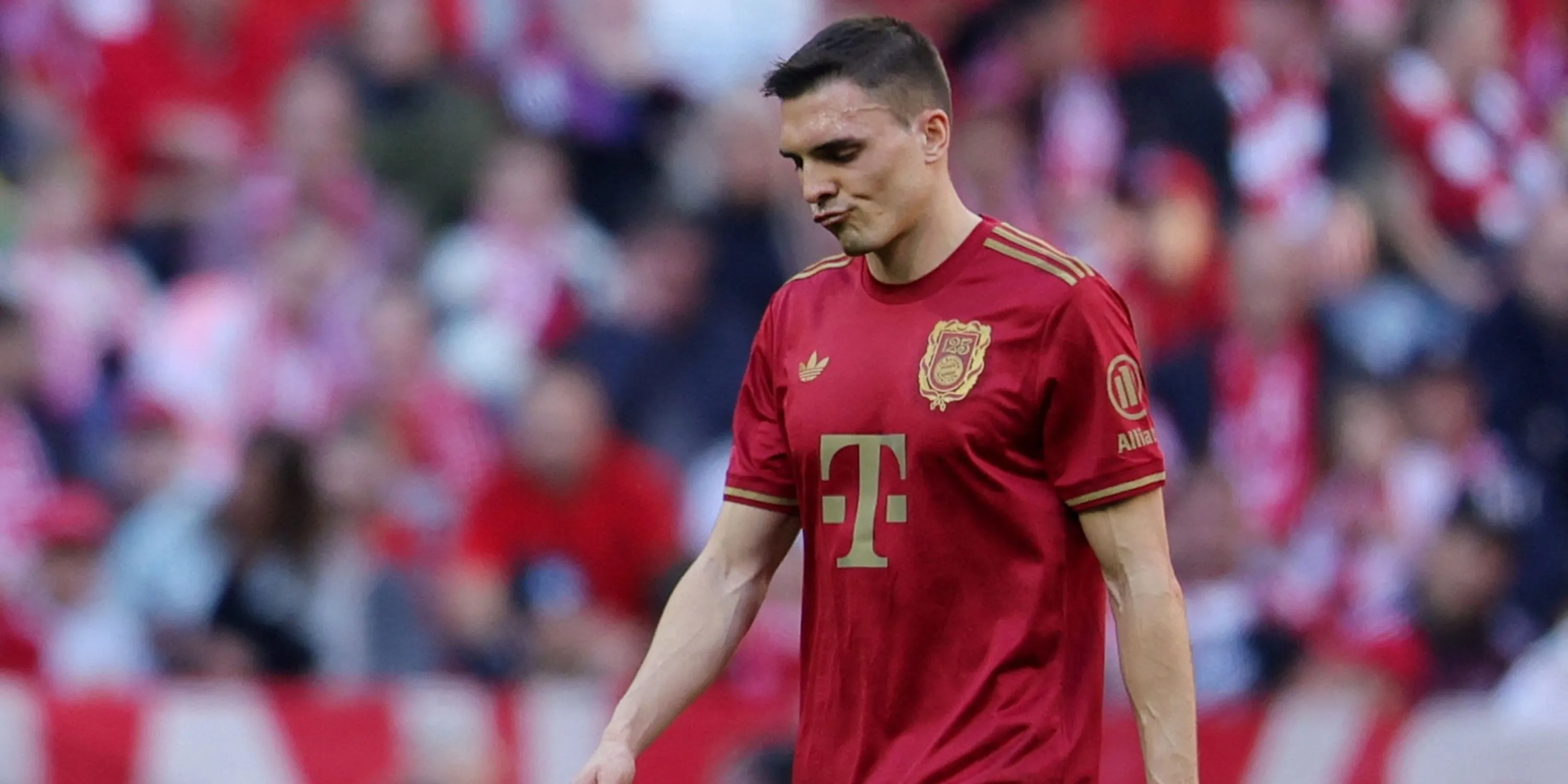 João Palhinha của Bayern Munich thất vọng rời sân sau khi nhận thẻ đỏ