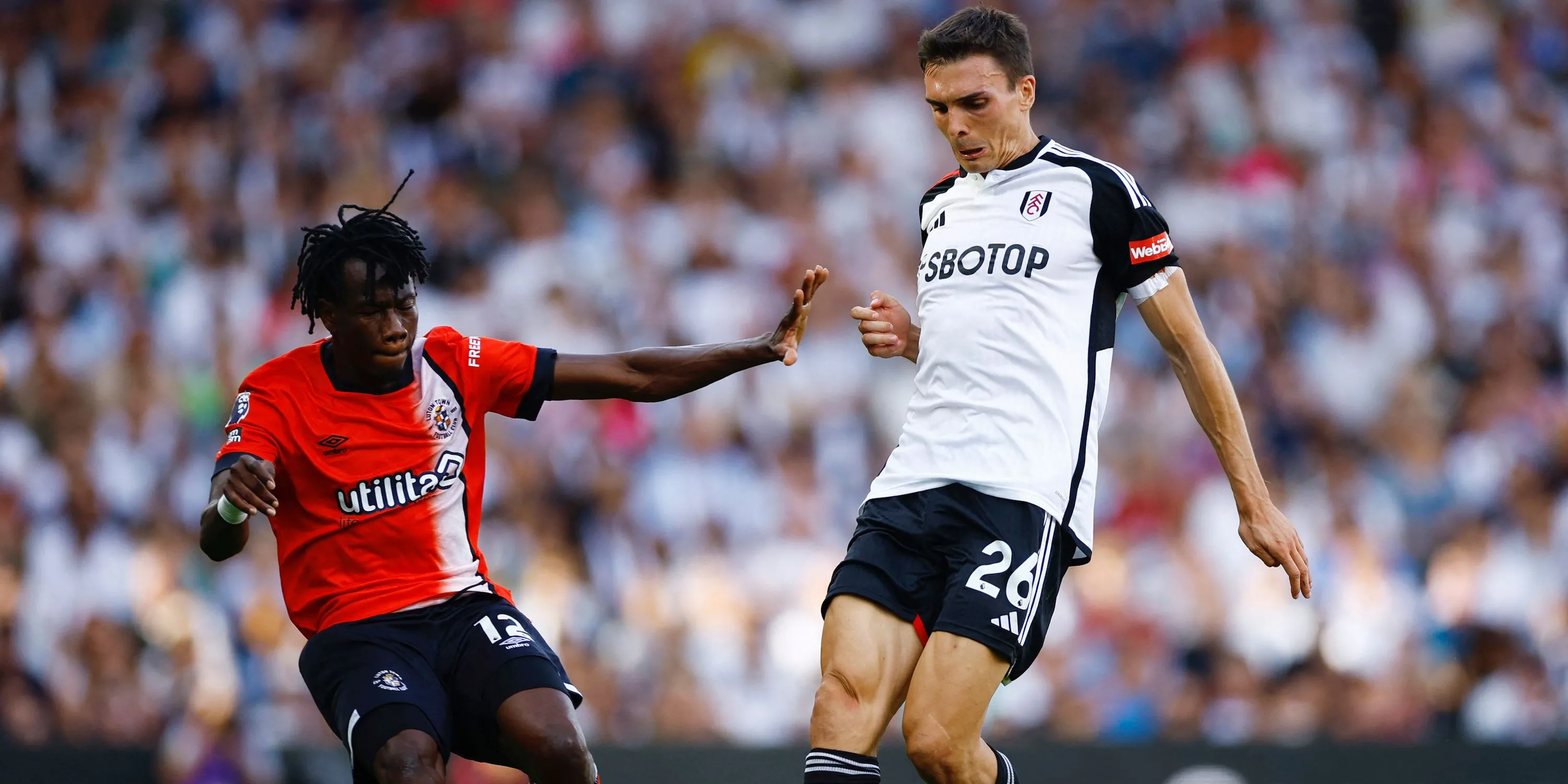 João Palhinha của Fulham tranh chấp bóng với Issa Kaboré của Luton Town