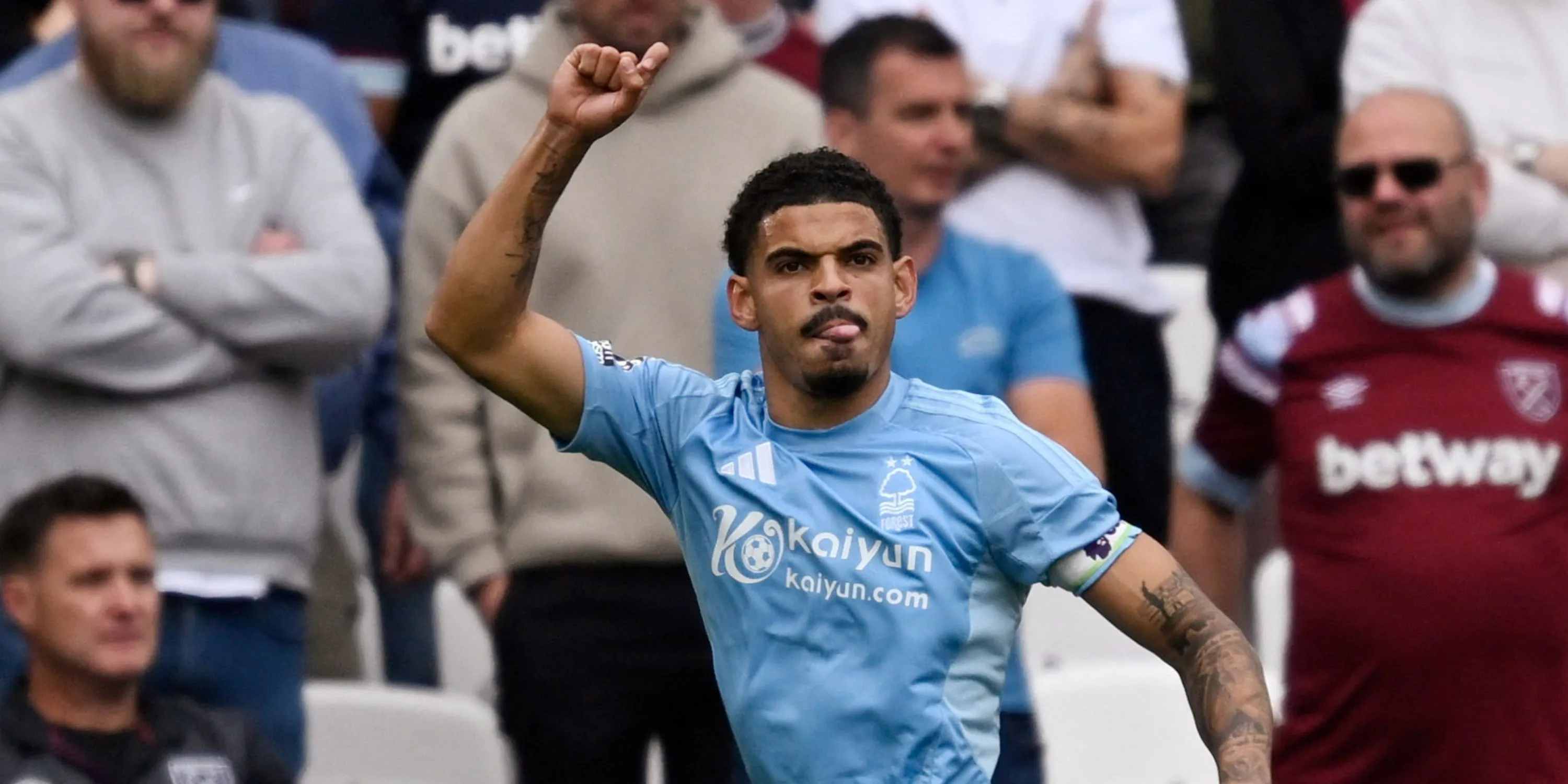 Morgan Gibbs-White đối đầu với Tottenham tại Premier League, trước khi những rắc rối chuyển nhượng bùng phát.