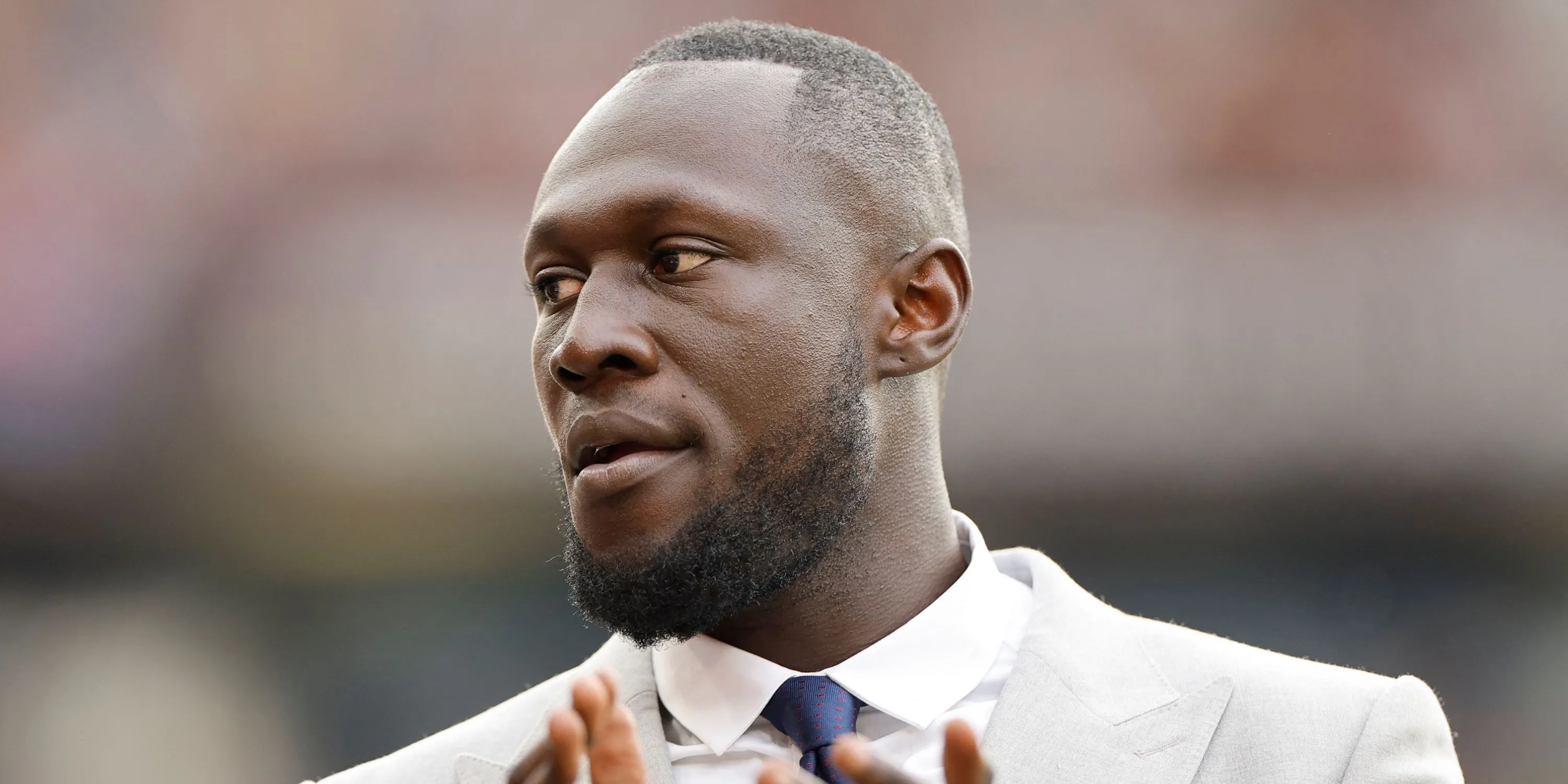 Rapper Stormzy, một fan hâm mộ trọn đời của Manchester United, xuất hiện trên sóng truyền hình để bình luận về trận đấu.