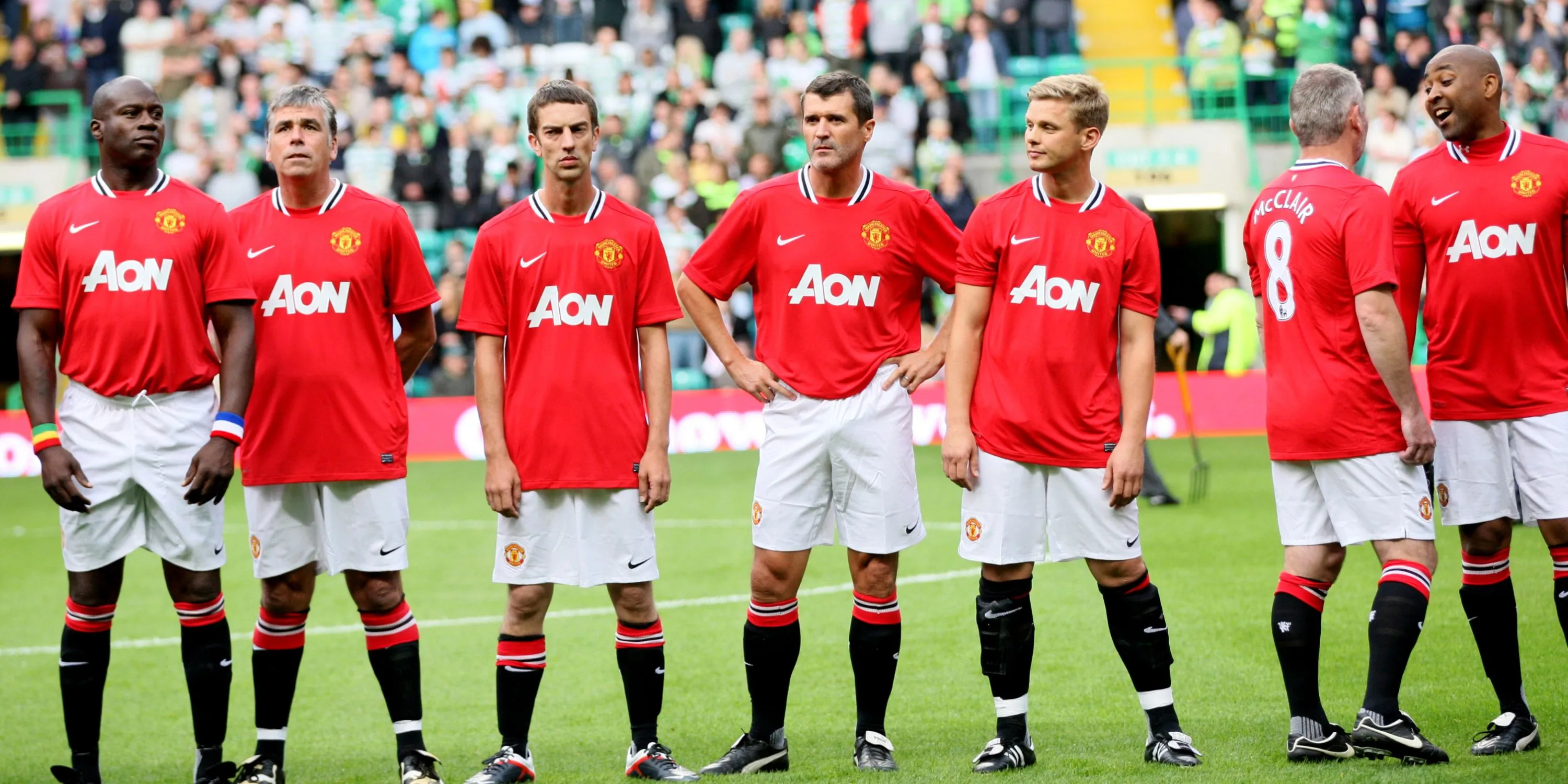 Richard Ashcroft, thủ lĩnh ban nhạc The Verve, một fan hâm mộ Manchester United từ thuở nhỏ, trên sân khấu.