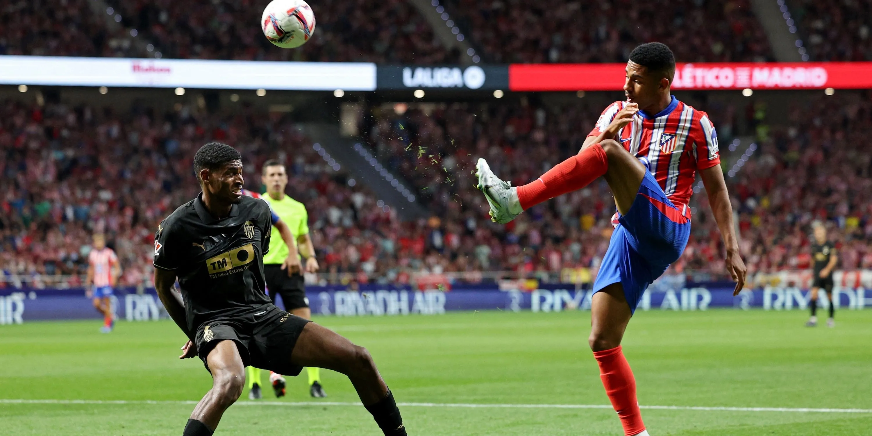 Samuel Lino của Atletico Madrid tranh chấp bóng, mục tiêu tiềm năng cho vị trí chạy cánh của Everton