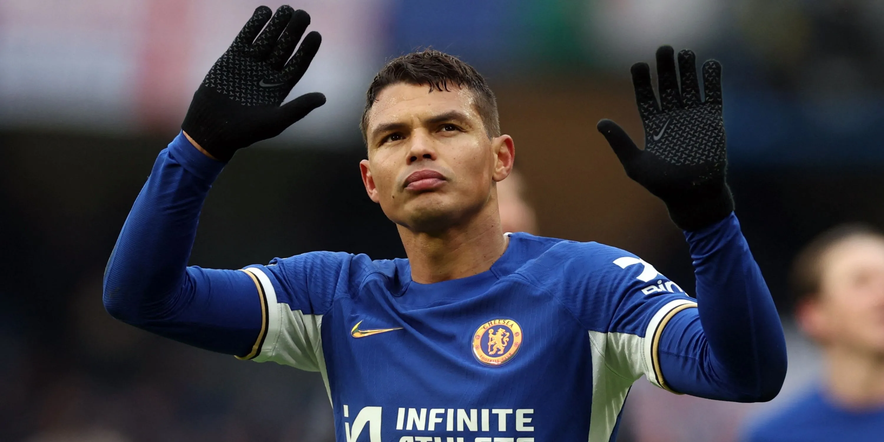 Thiago Silva, trung vệ biểu tượng của Chelsea, nhìn về khán đài Stamford Bridge