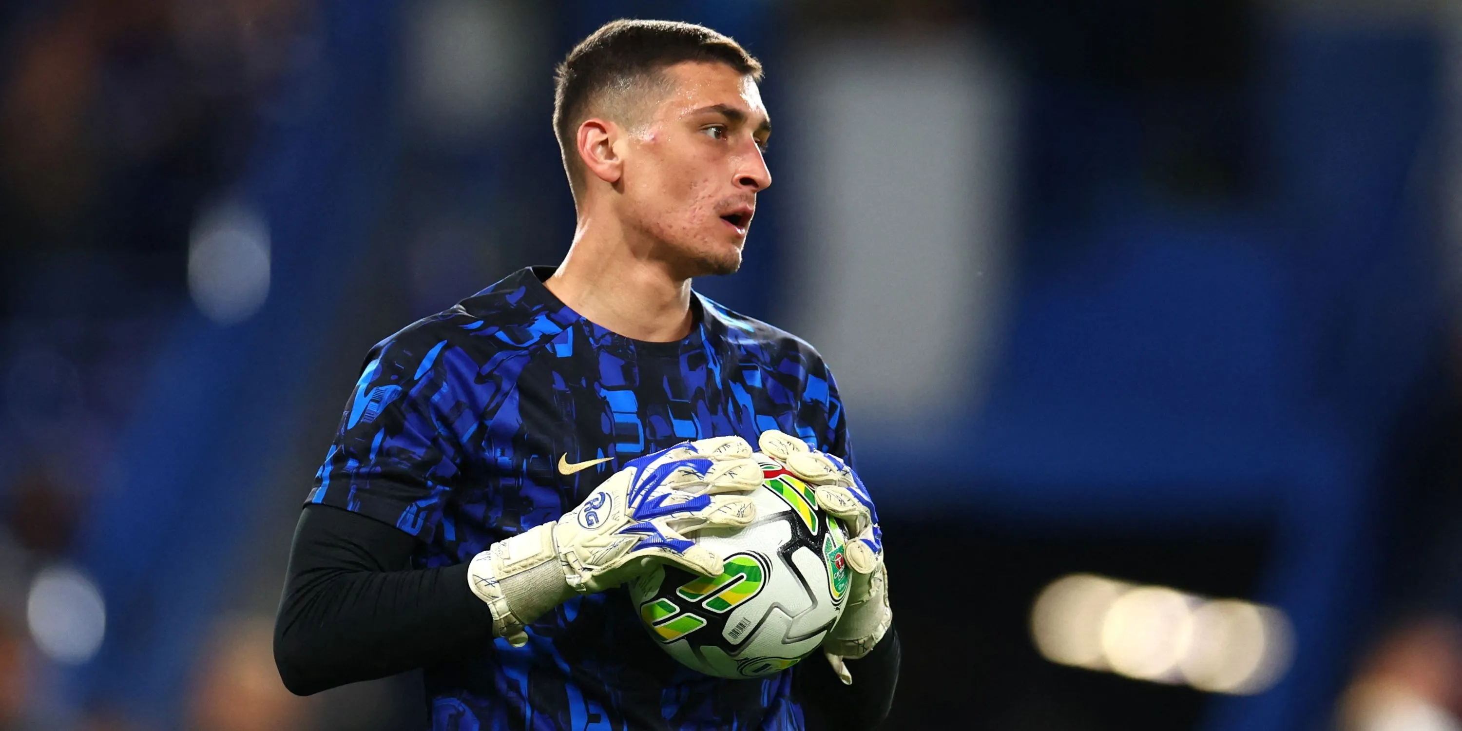 Thủ môn Djordje Petrovic trong một buổi khởi động cùng Chelsea