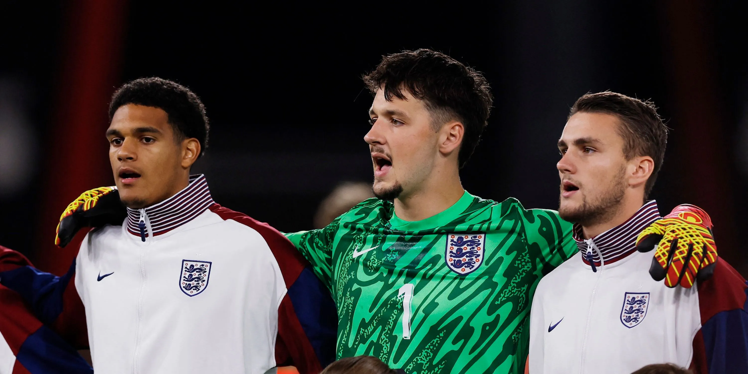 Thủ môn James Trafford cùng các đồng đội đội tuyển U21 Anh trước trận đấu.