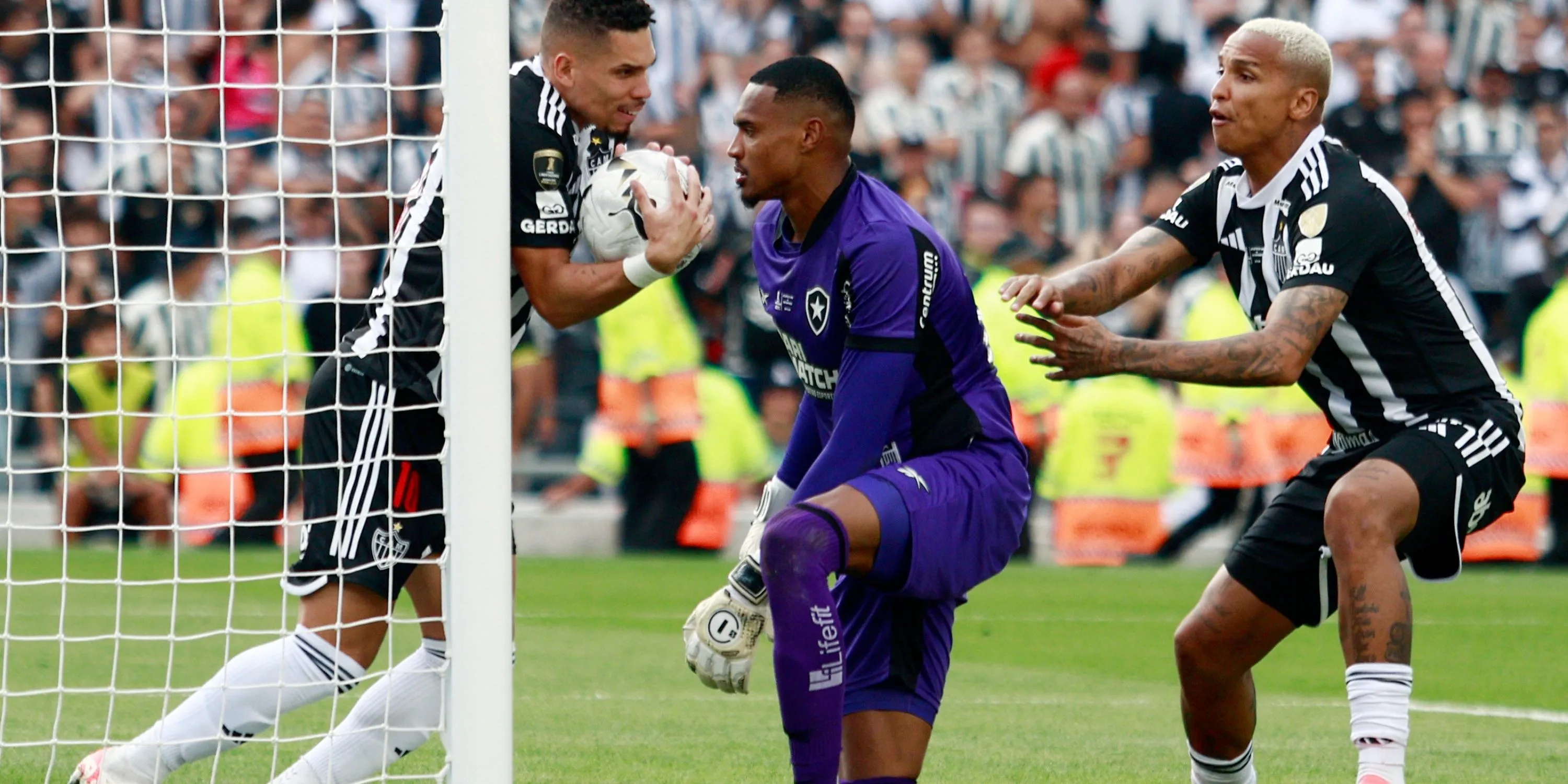 Thủ môn John Victor, mục tiêu gia cố khung gỗ của Manchester United
