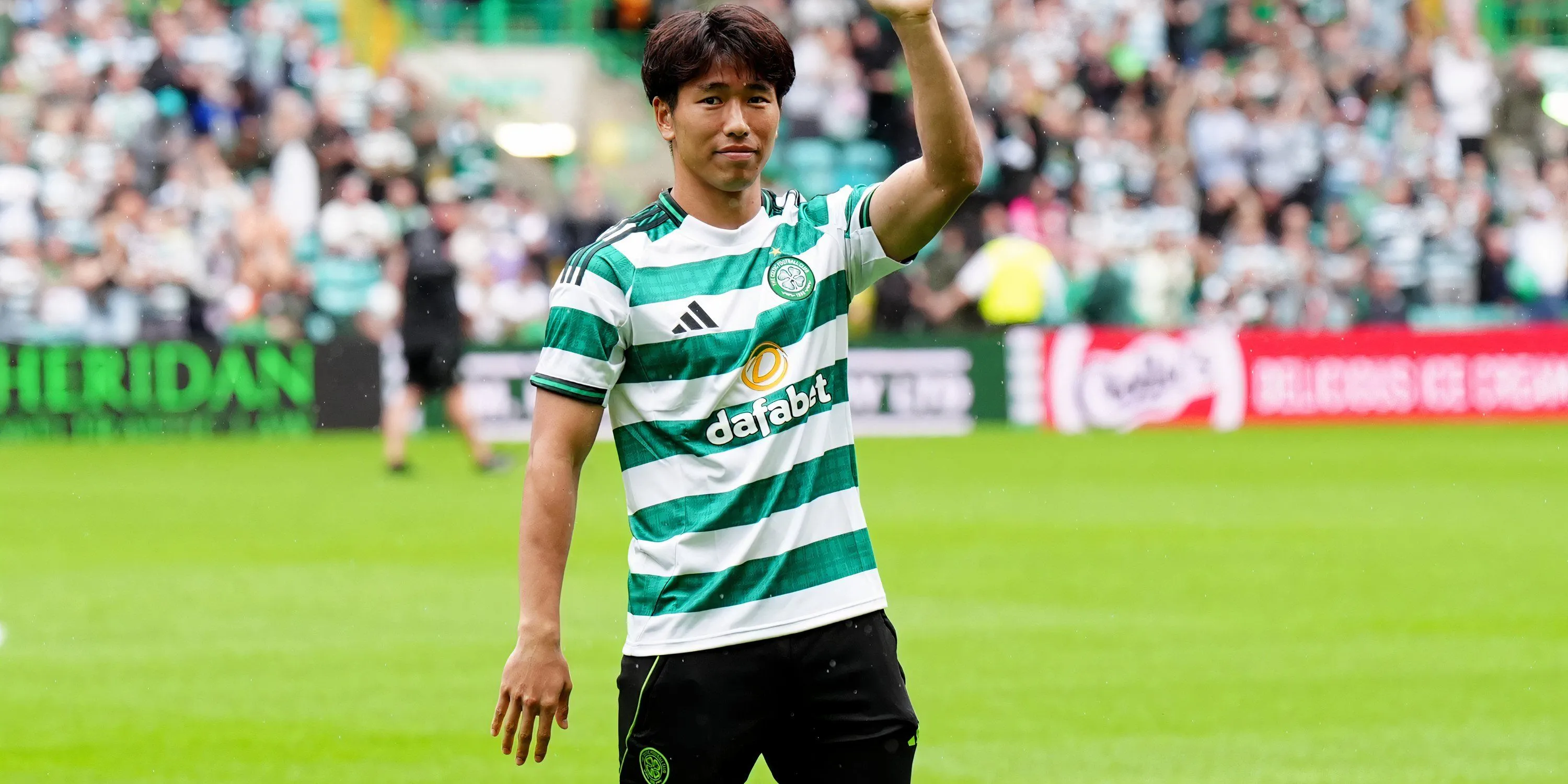 Tiền đạo Shin Yamada và huấn luyện viên Brendan Rodgers của Celtic.