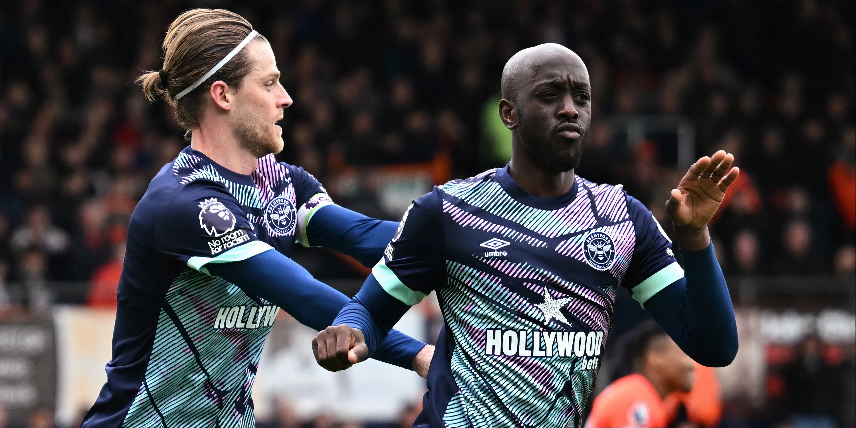 Tiền đạo Yoane Wissa ăn mừng bàn thắng trong màu áo Brentford, cho thấy khả năng săn bàn ấn tượng