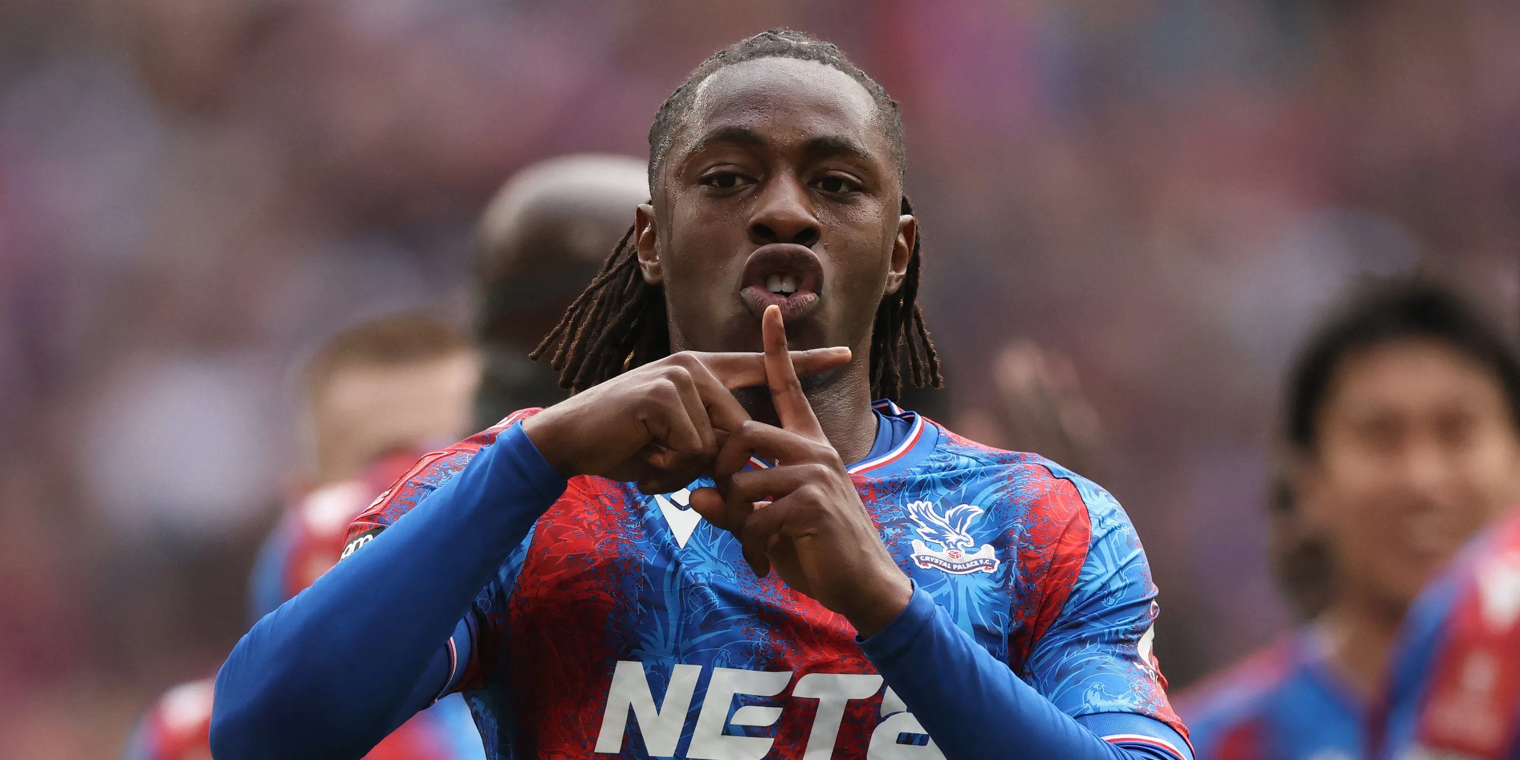 Tiền vệ Eberechi Eze của Crystal Palace đang thi đấu trên sân cỏ