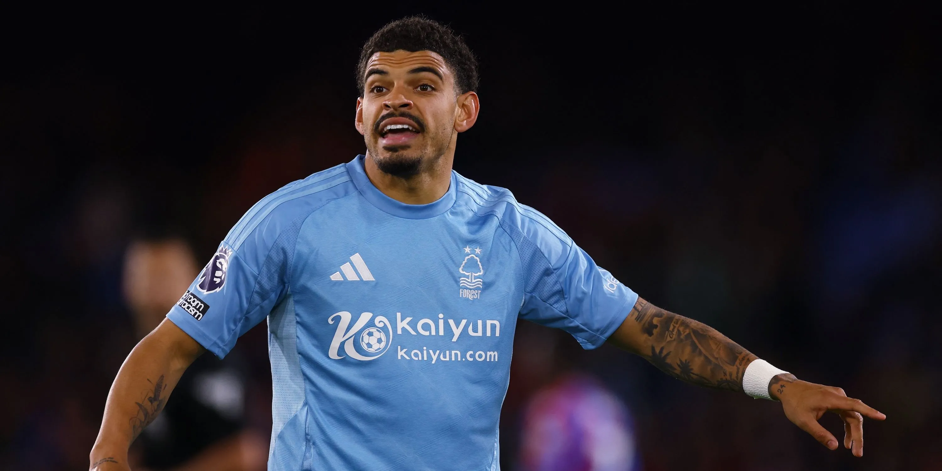 Tiền vệ Morgan Gibbs-White của Nottingham Forest phản ứng trên sân