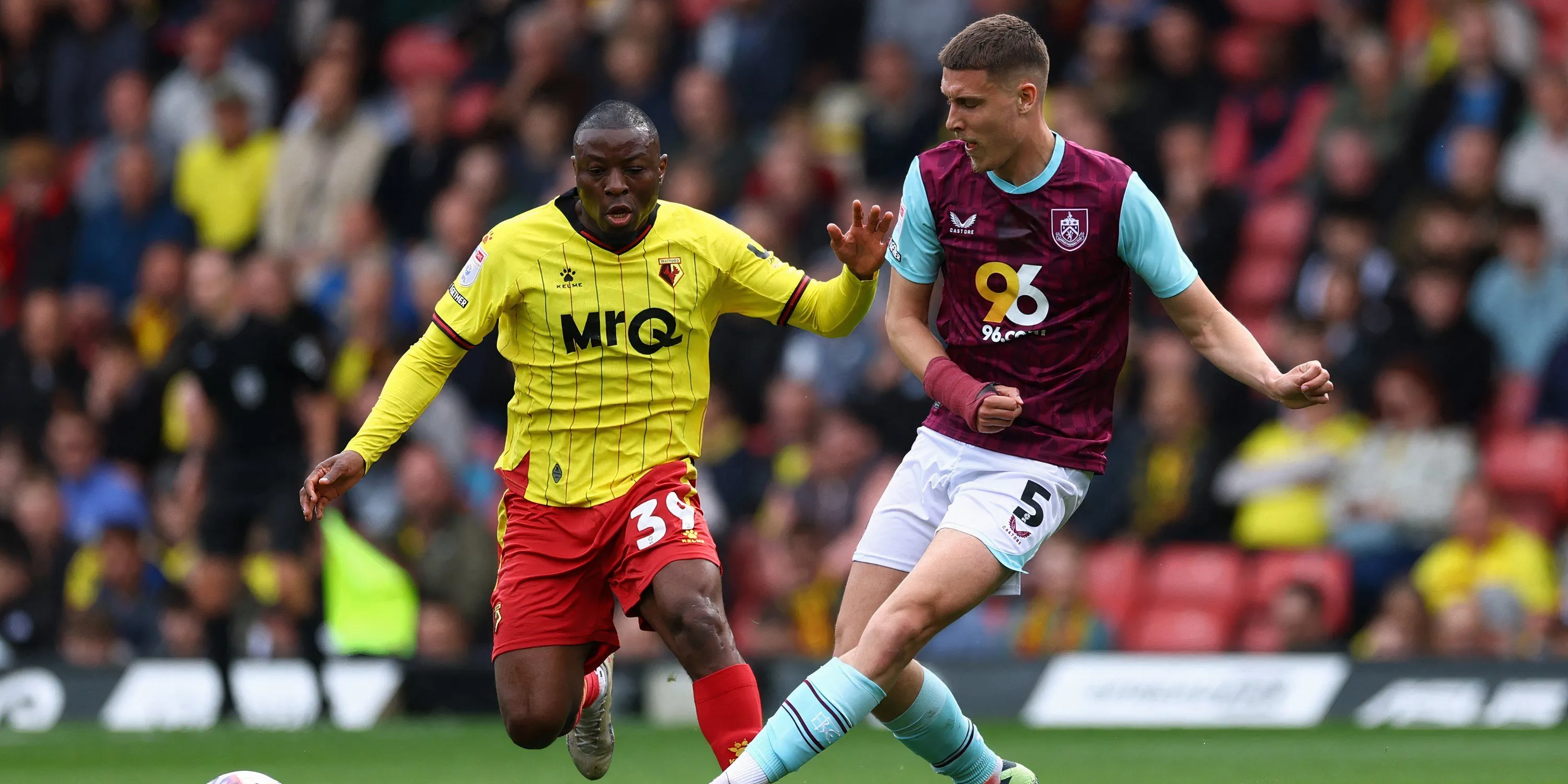 Trung vệ Maxime Esteve của Burnley, mục tiêu của Tottenham