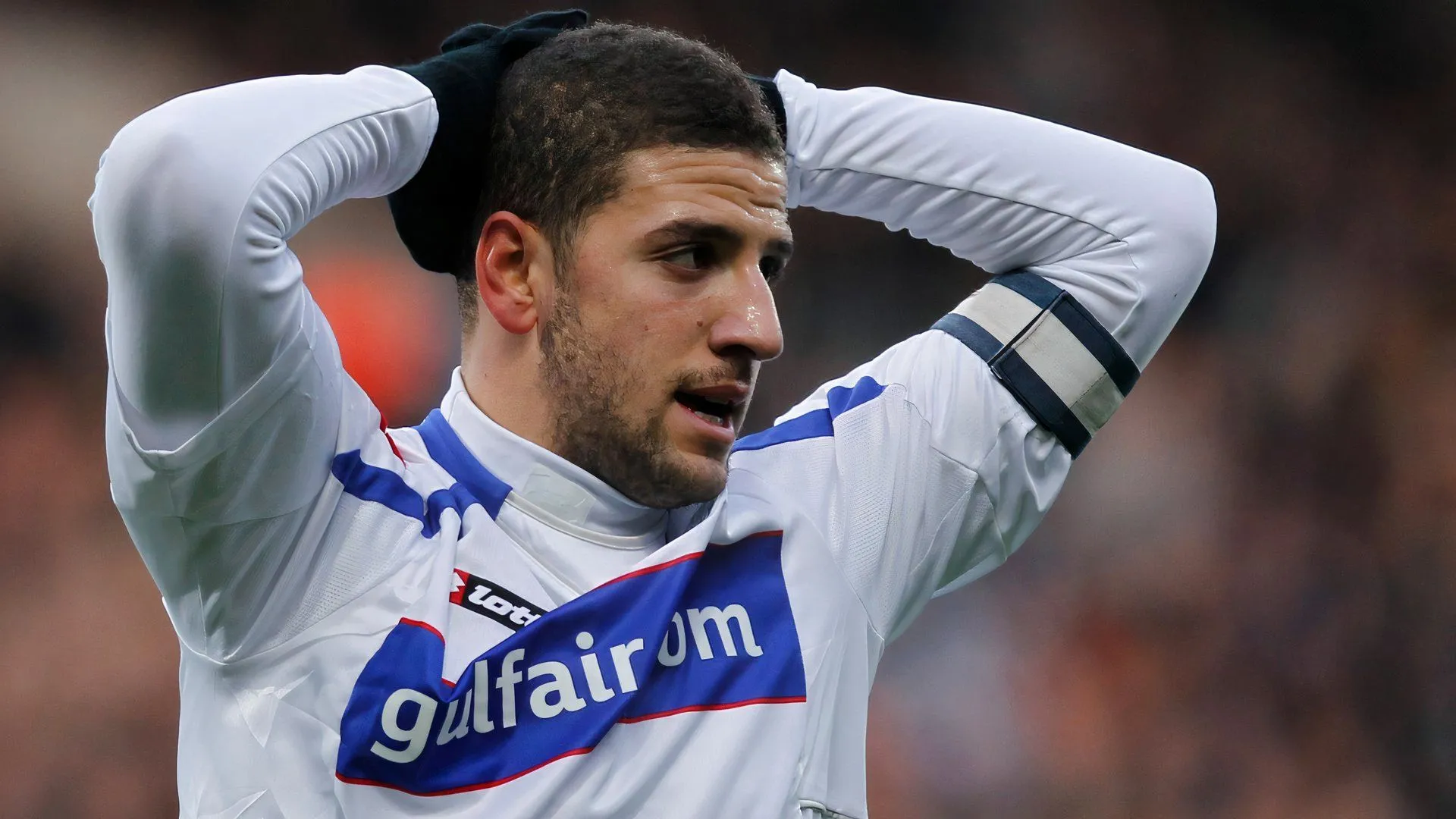 Adel Taarabt trình diễn kỹ năng cá nhân điêu luyện trong màu áo Queens Park Rangers, một hình ảnh tiêu biểu cho lối chơi ngẫu hứng của anh.
