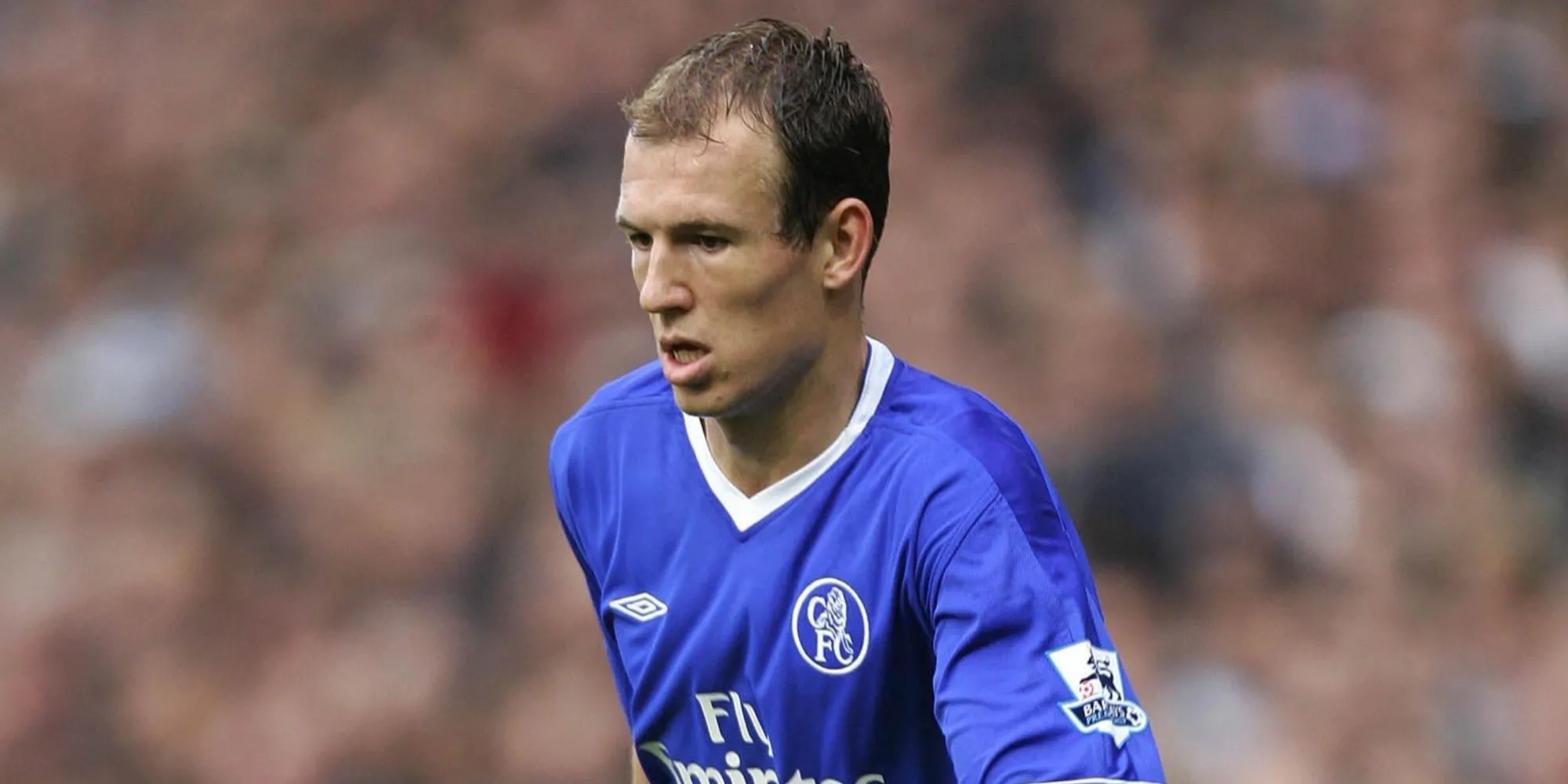Arjen Robben với pha đi bóng cắt vào trong quen thuộc cho Chelsea