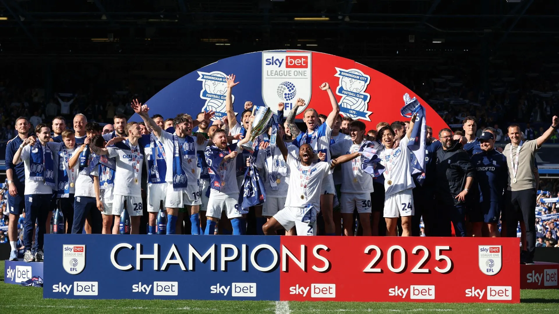 Các cầu thủ Birmingham City ăn mừng thành công thăng hạng, hình ảnh đại diện cho mục tiêu lên chơi tại Premier League.
