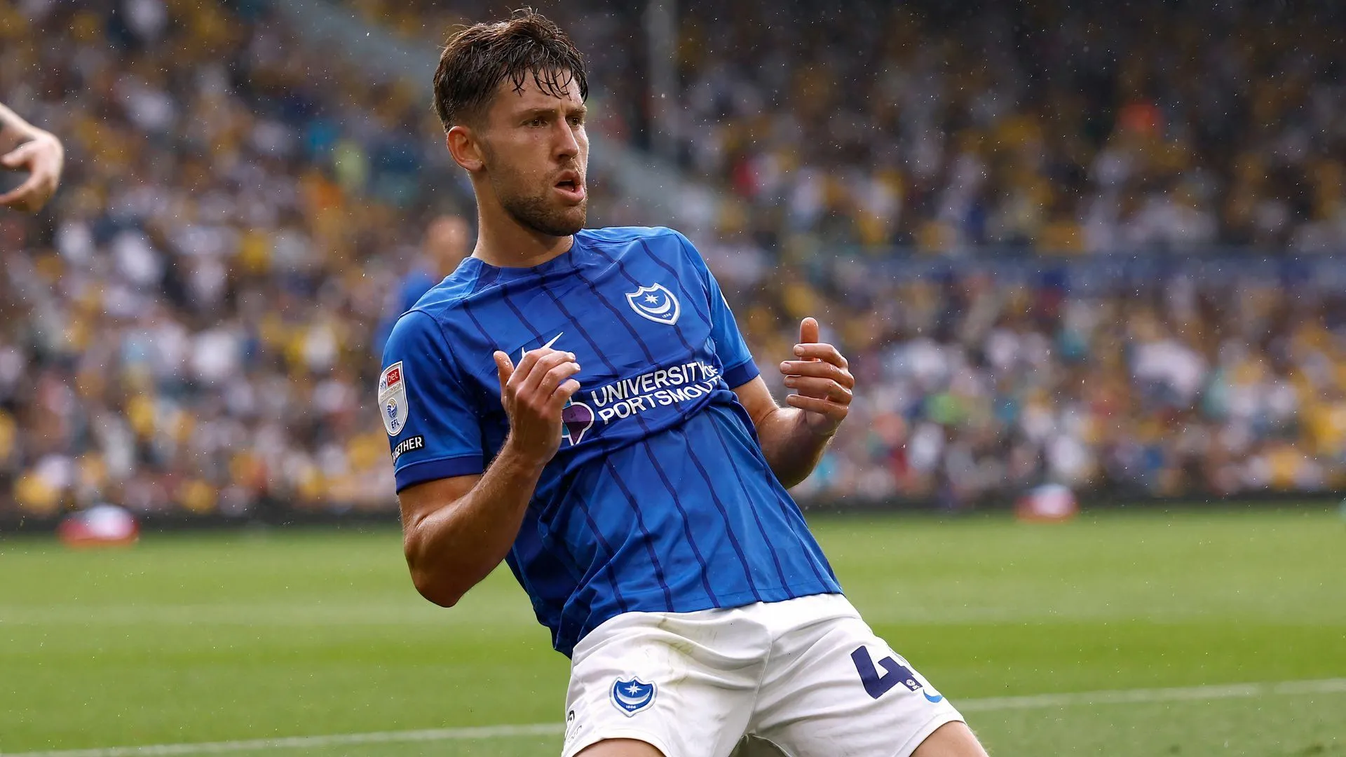 Callum Lang, tiền đạo của Portsmouth, trong màu áo đội bóng
