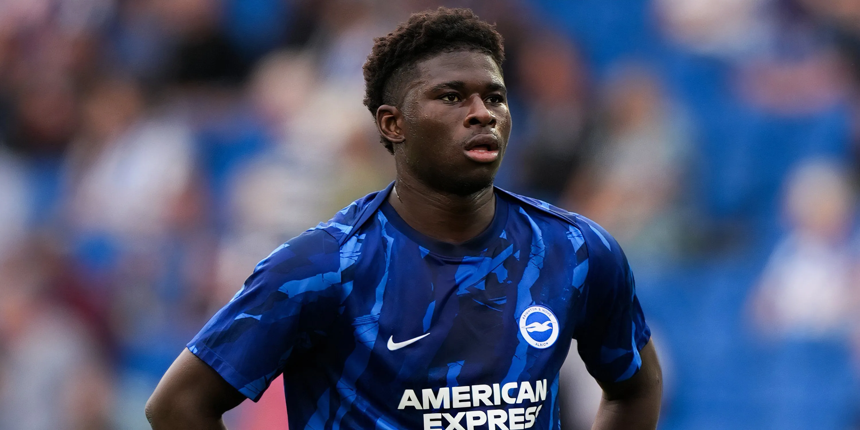 Carlos Baleba khởi động trước trận đấu của Brighton