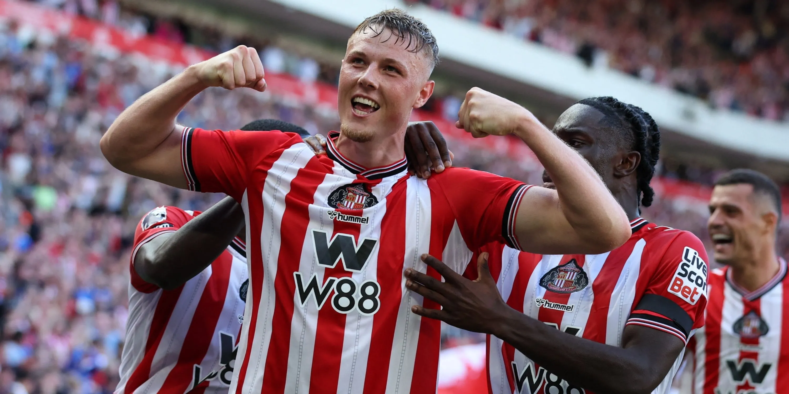 Cầu thủ Daniel Ballard của Sunderland ăn mừng bàn thắng vào lưới West Ham tại Premier League