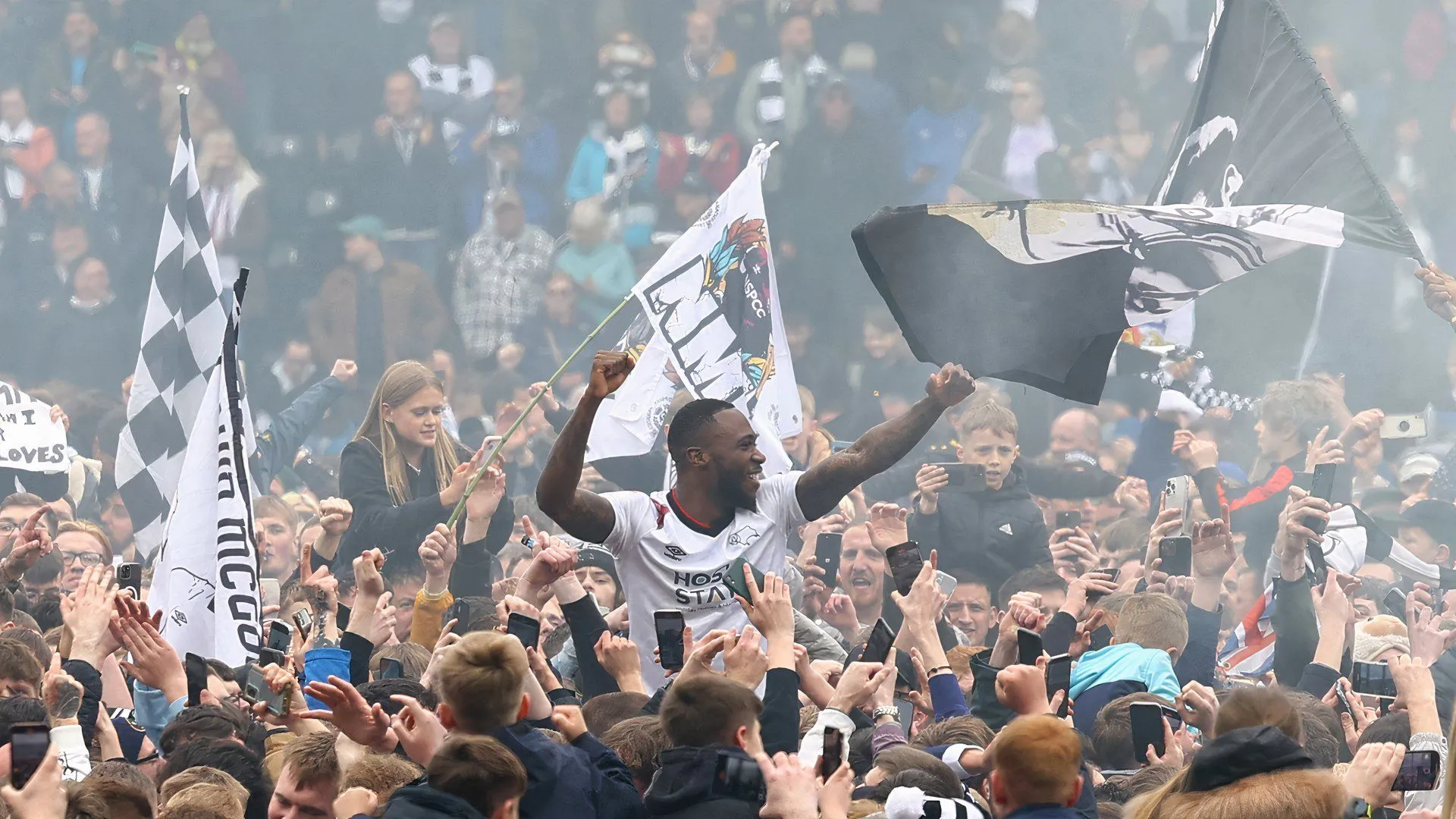 Corey Blackett-Taylor ăn mừng bàn thắng cho Derby County