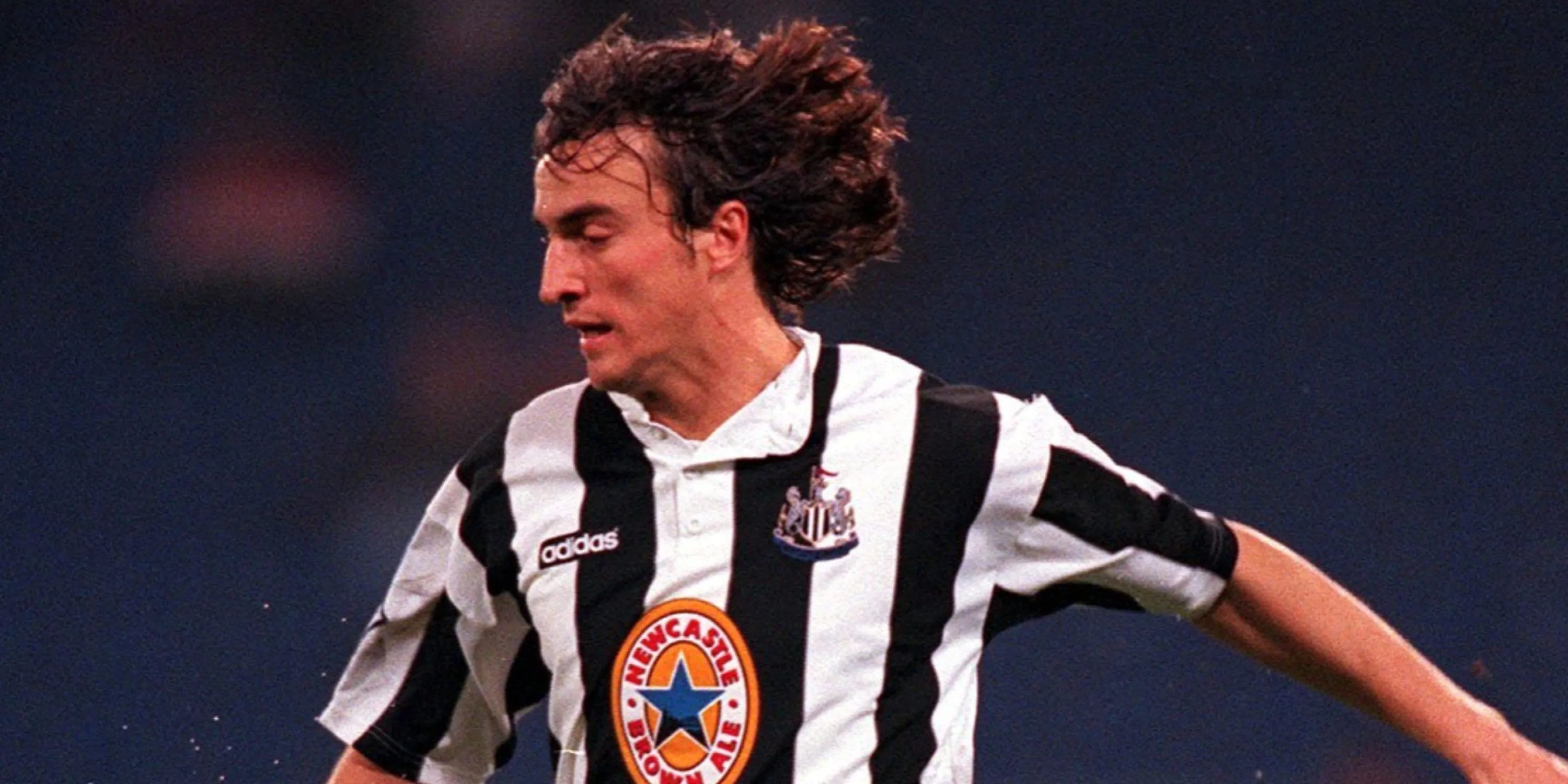 David Ginola trong màu áo Tottenham Hotspur biểu diễn kỹ thuật cá nhân