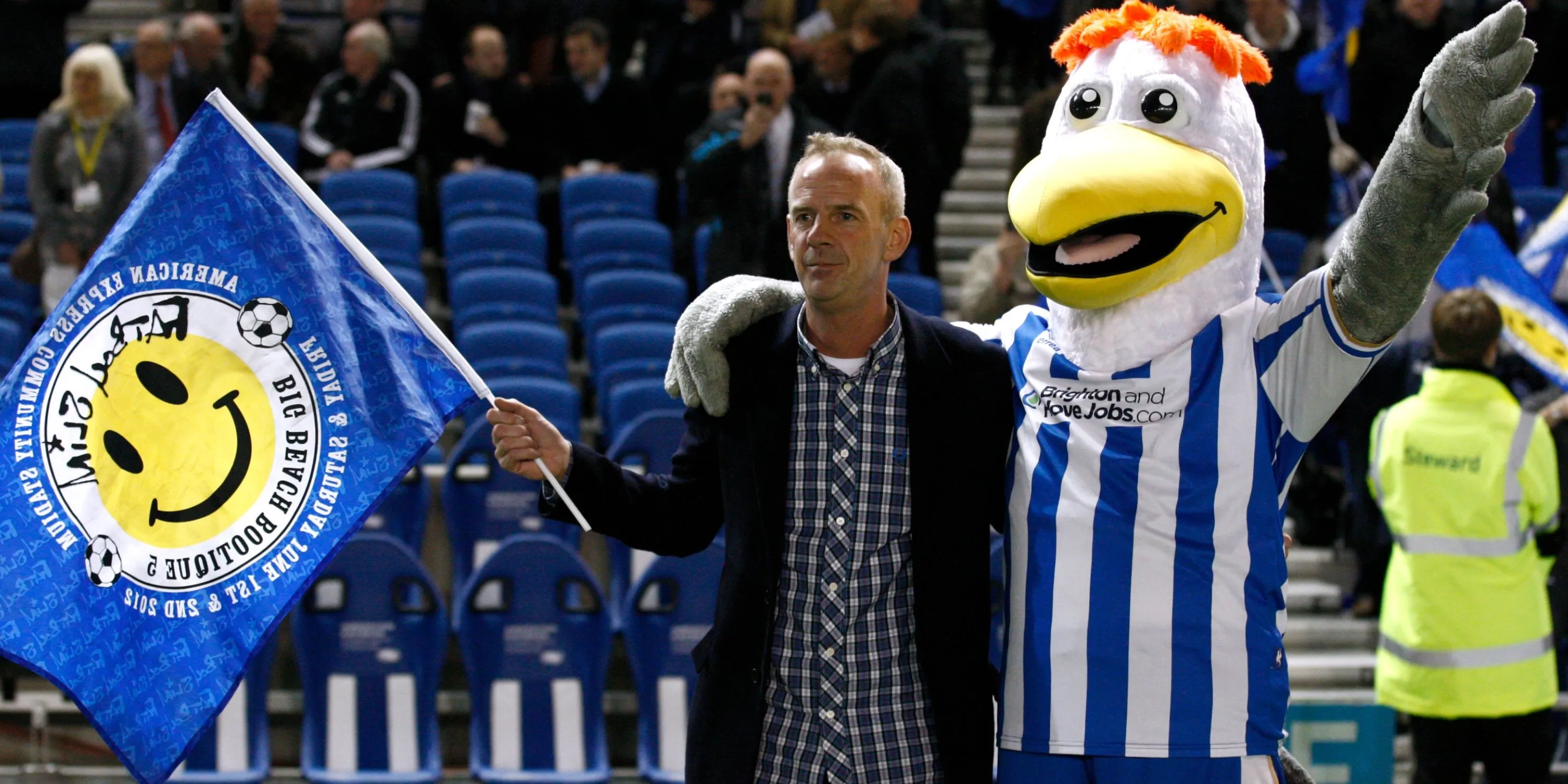 DJ Fatboy Slim biểu diễn tại sân Amex của Brighton, thể hiện tình yêu với CLB.
