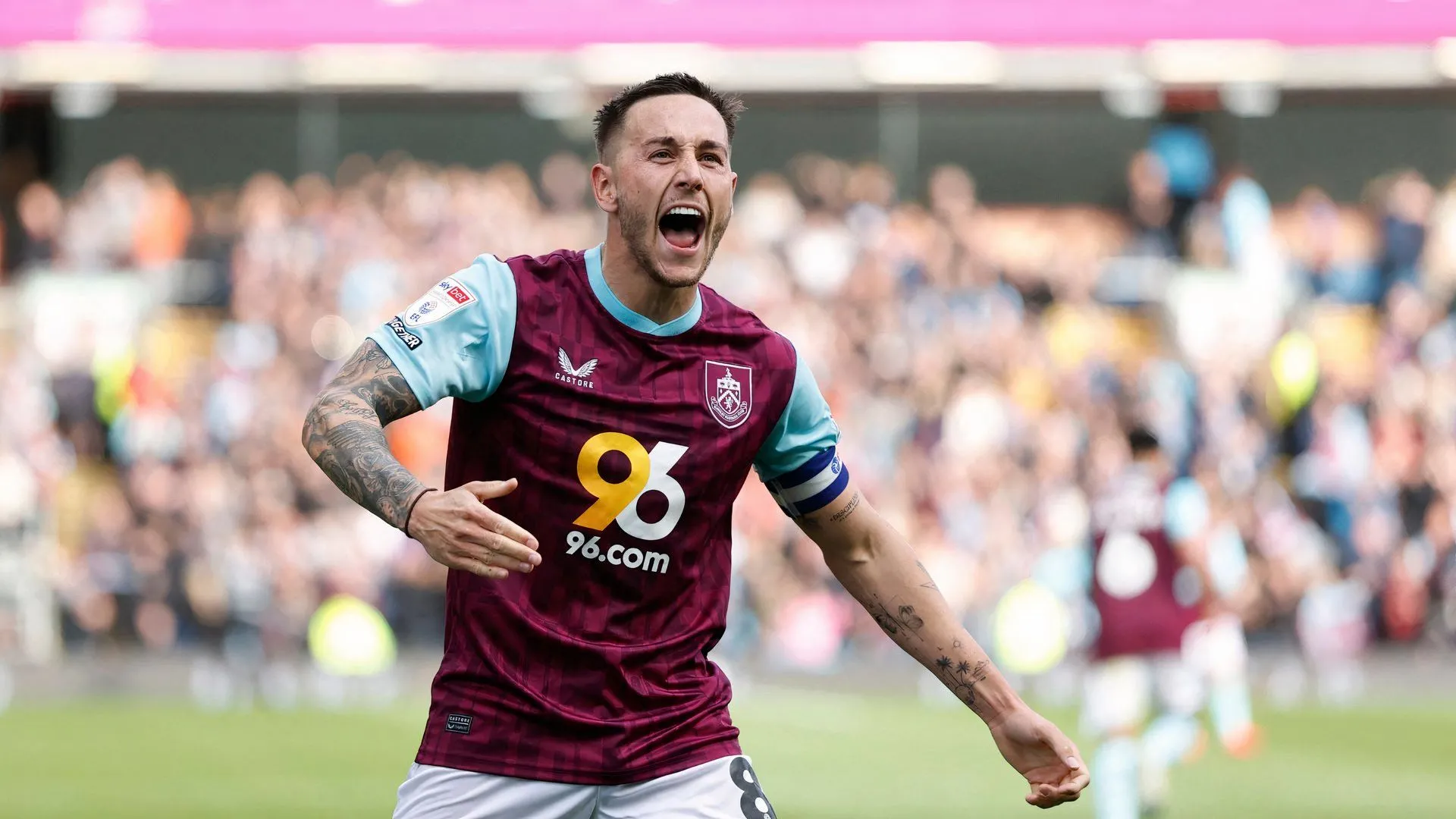 Đội trưởng Josh Brownhill ăn mừng bàn thắng cùng Burnley trong mùa giải thăng hạng Premier League.