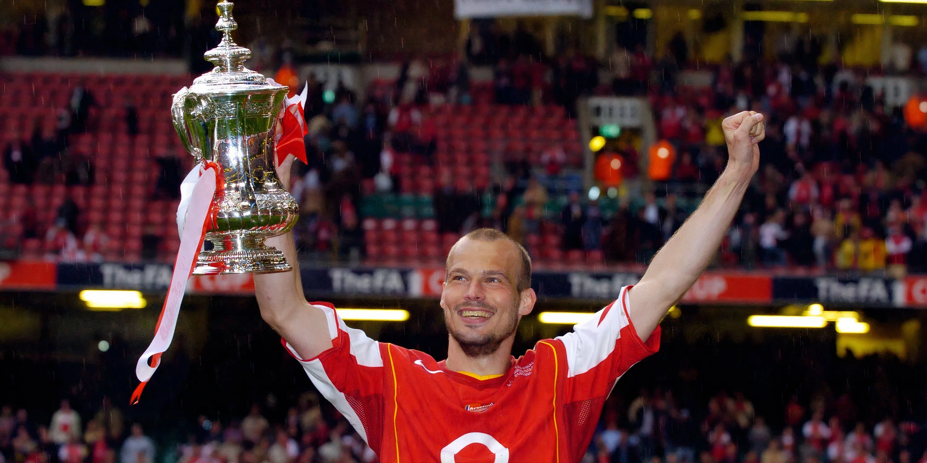 Freddie Ljungberg của Arsenal ăn mừng sau trận chung kết FA Cup 2005