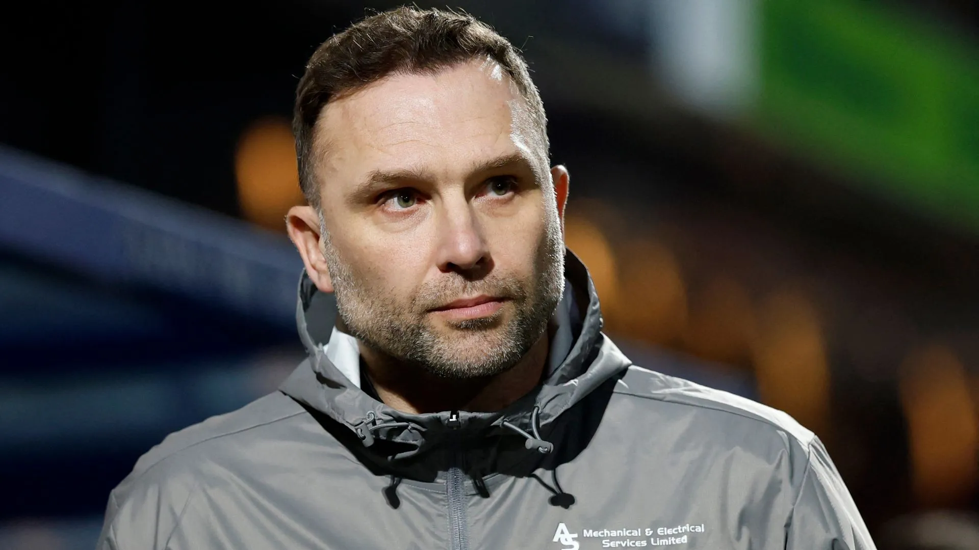 HLV John Eustace và mẫu áo đấu truyền thống của Derby County