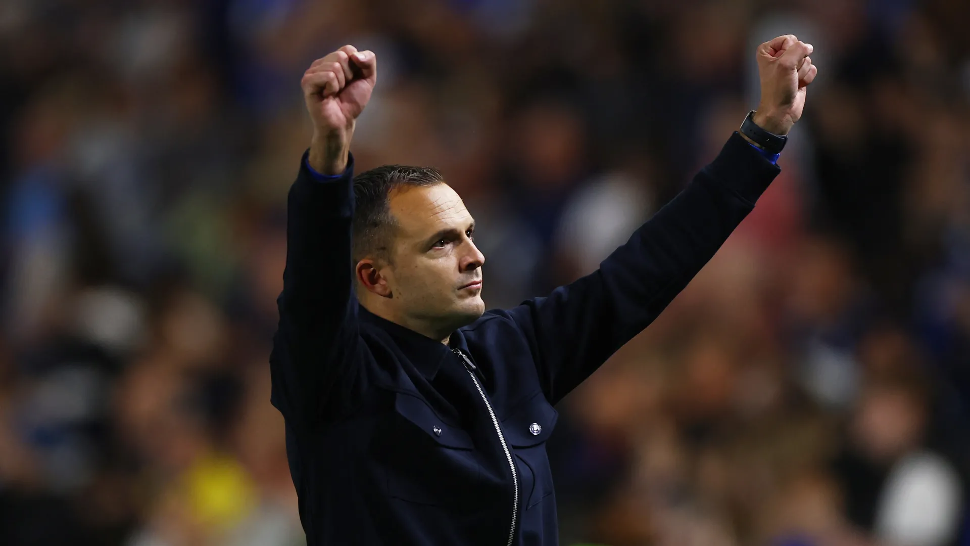 Huấn luyện viên Chris Davies của Birmingham City trên sân cỏ